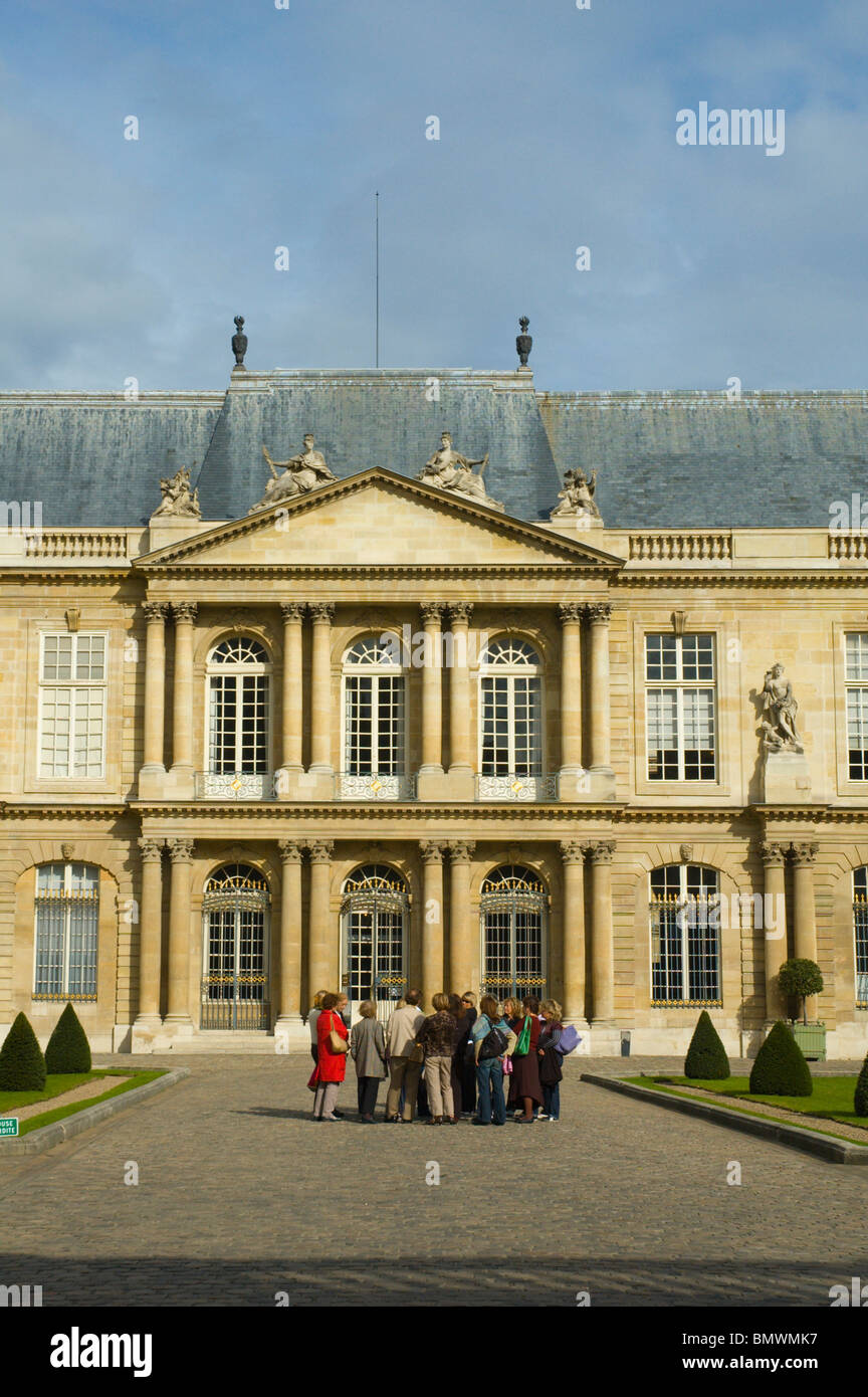 Les Touristes devant les bâtiments des Archives nationales Le quartier du Marais centre de Paris France Europe Banque D'Images