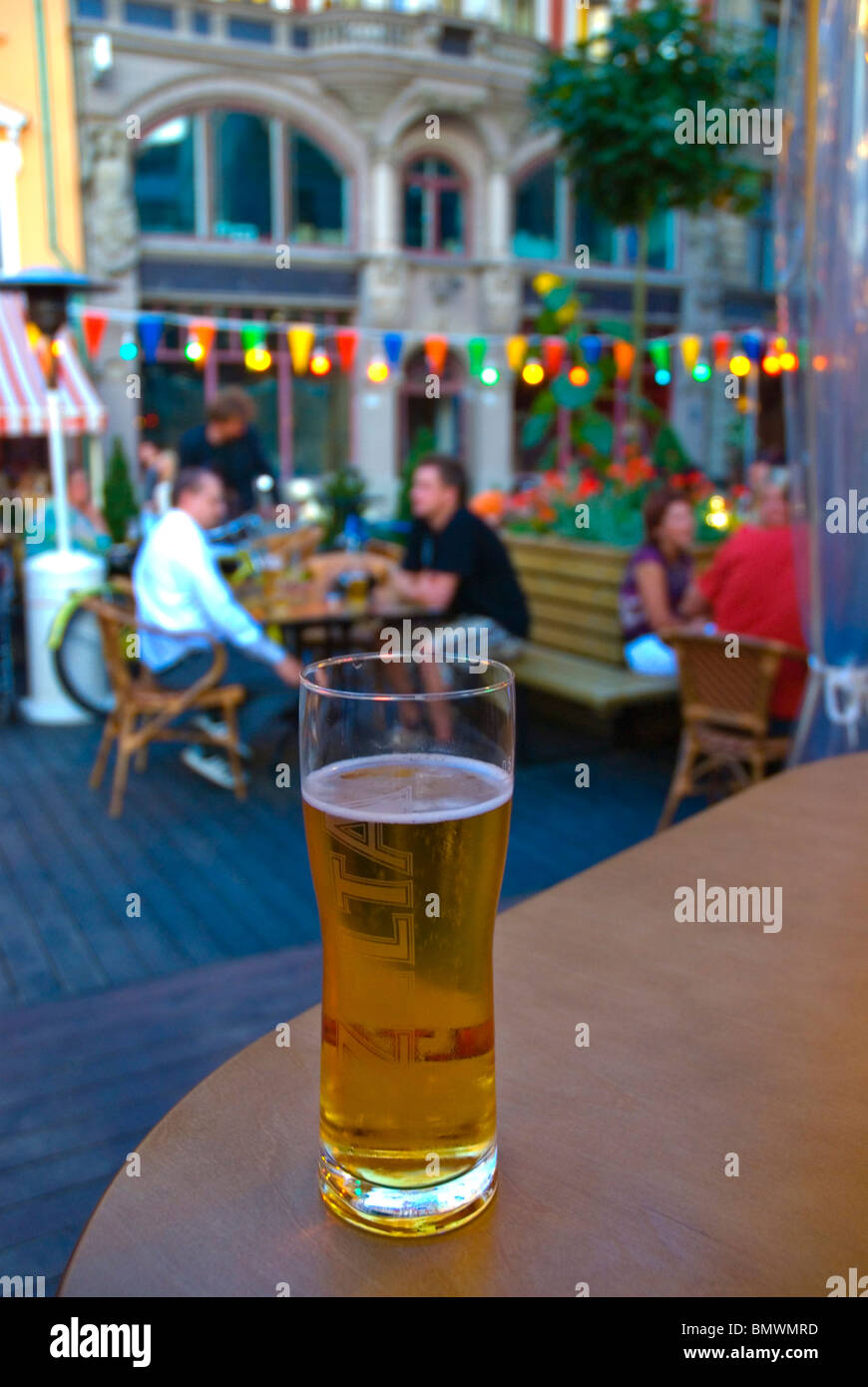 Verre de bière vieille ville Riga Lettonie Europe Banque D'Images