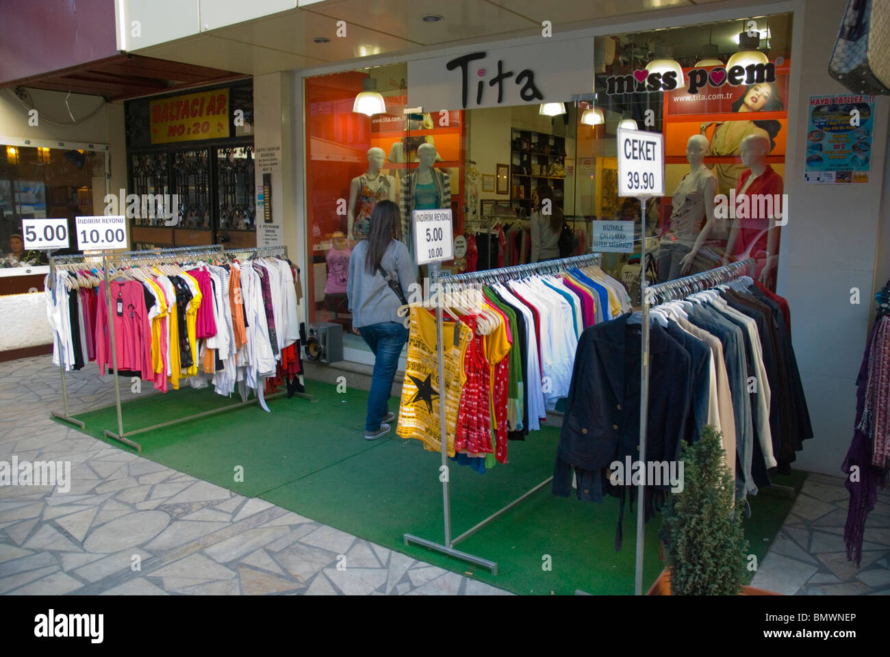 Boutique de vêtements de l'ouest de l'Anatolie Afyon Turquie Asie Photo  Stock - Alamy