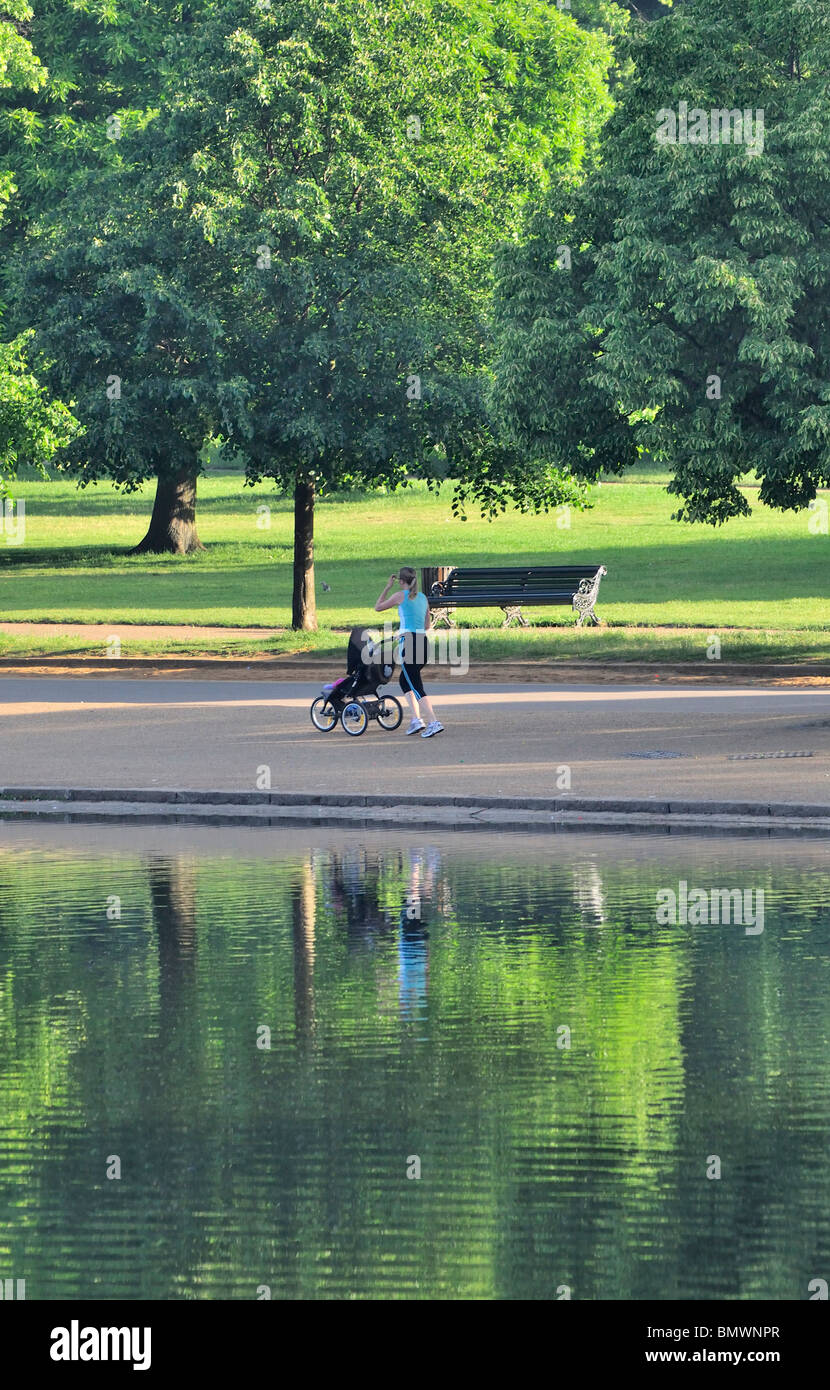 L'exécution de la mère par la serpentine, Hyde Park, Londres, Royaume-Uni Banque D'Images
