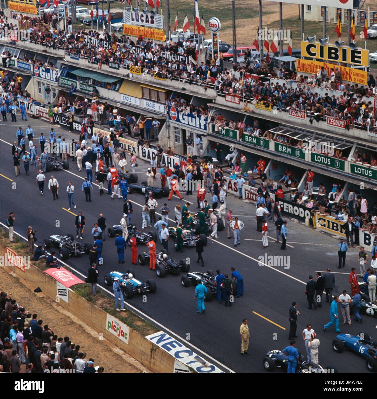 Grille de départ pour le Grand Prix de France à 1967 le circuit Bugatti du Mans. Remporté par Jack Brabham BT24 dans les Brabham-Repco Banque D'Images