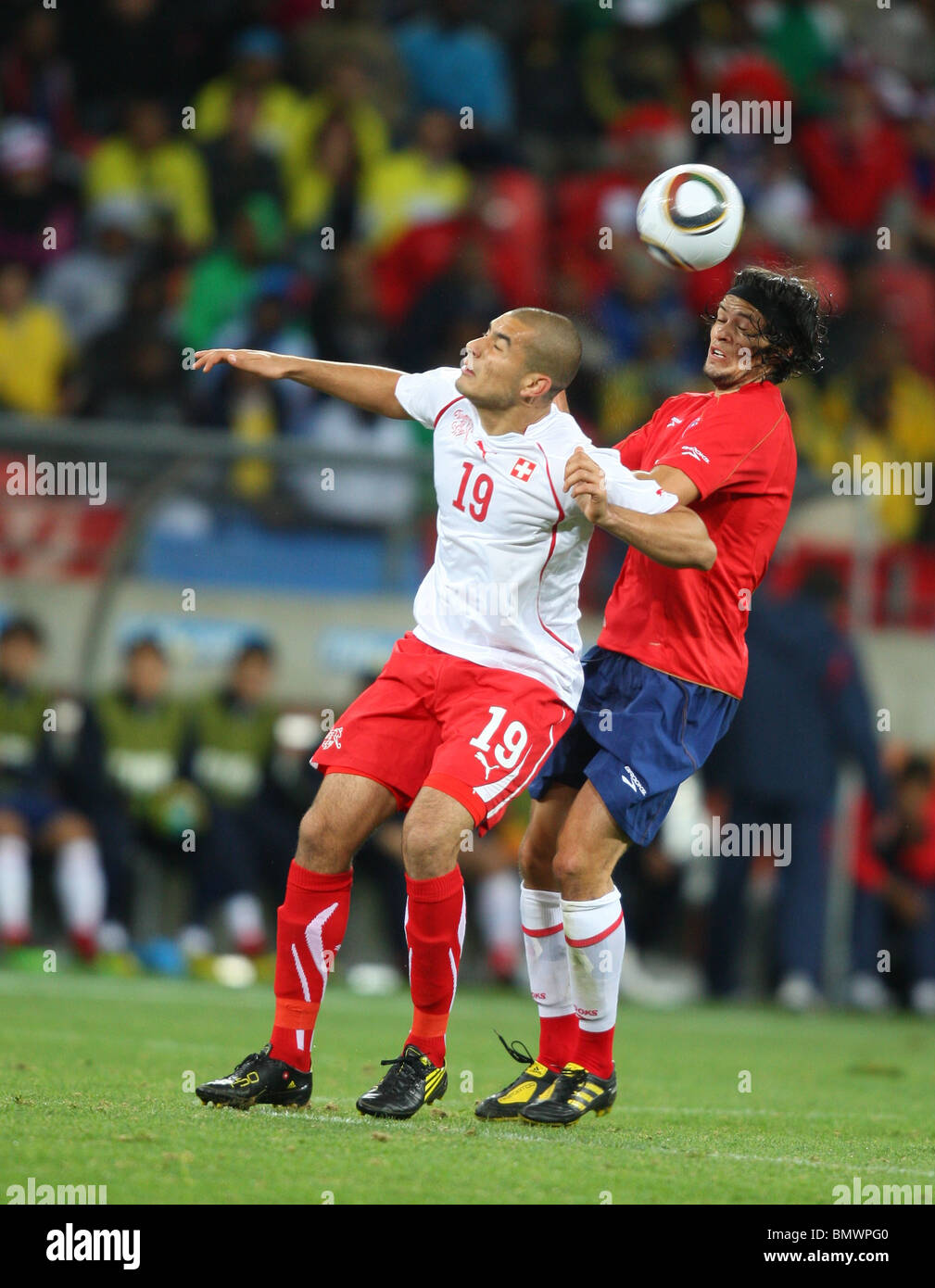 EREN DERDIYOK & WALDO PONCE CHILI V SUISSE NELSON MANDELA BAY STADIUM PORT ELIZABETH AFRIQUE DU SUD 21 Juin 2010 Banque D'Images