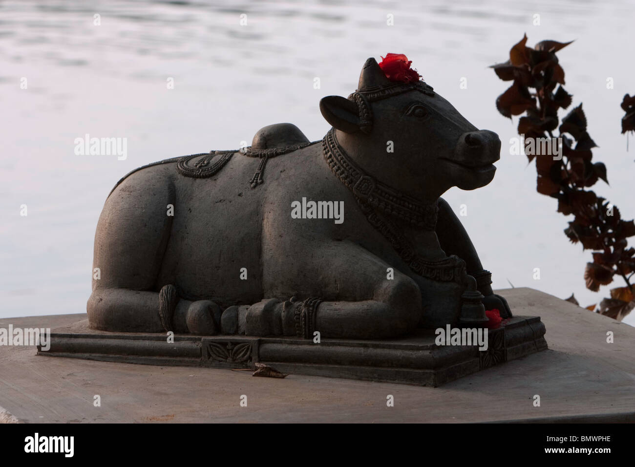 Idole de Nandi bull sur les rives du lac Karanji à Mysore, Karnataka, Inde. Banque D'Images