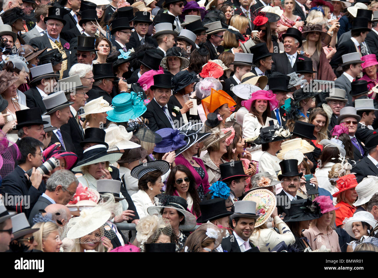 Une foule dans l'enceinte royale au Royal Ascot course de chevaux réunion à chapeaux Banque D'Images