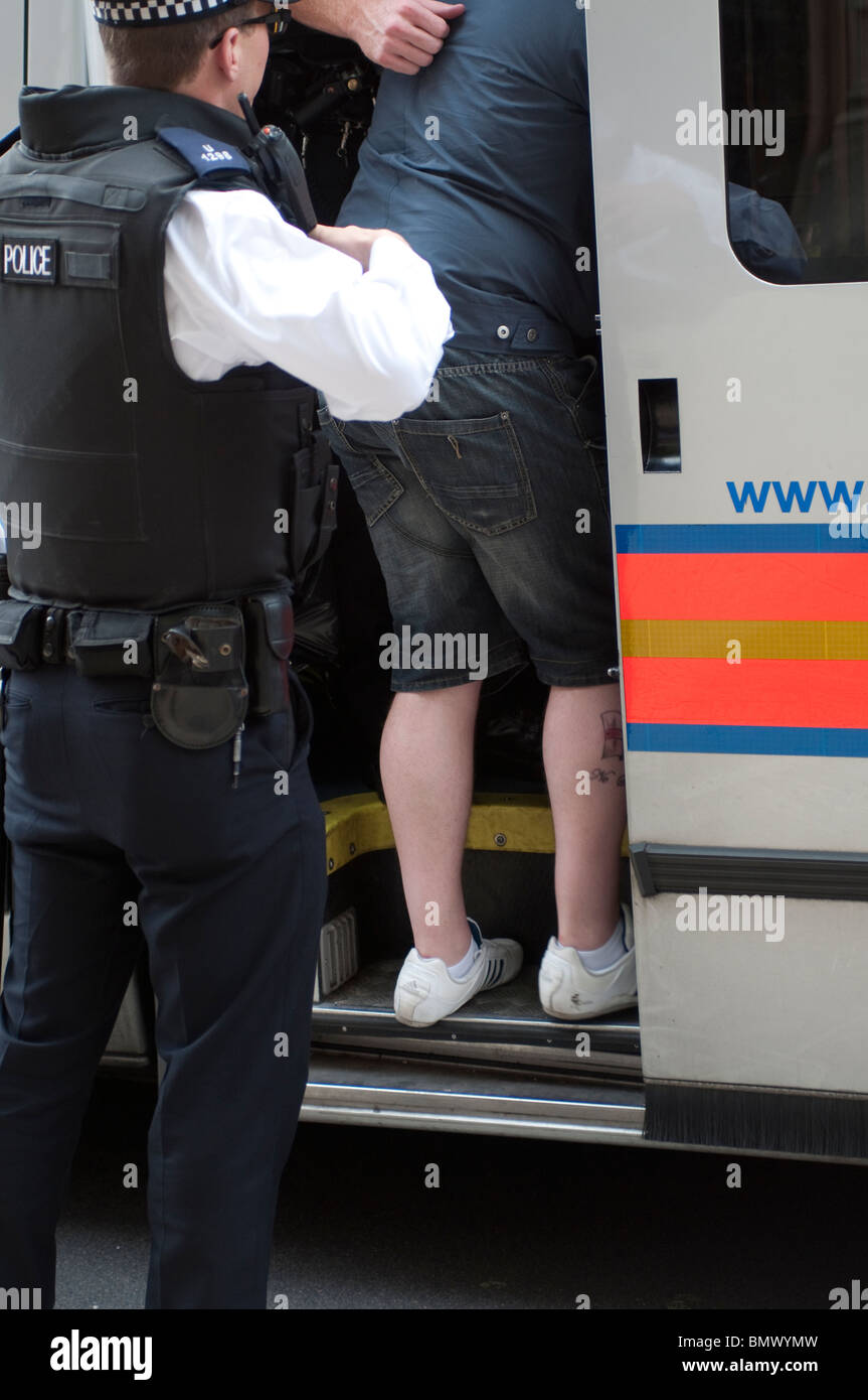 L'arrestation par les policiers membres de l'English Defence League (FDL), Whitehall, Londres, Royaume-Uni, le 20 juin 2010 Banque D'Images