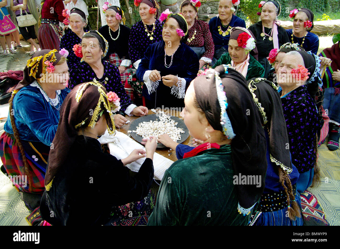 Rituel de mariage gagaouze ethniques vivant dans le village ce collier de  Tchernivtsi Bulgarie pop-corn à la décoration du pavillon Photo Stock -  Alamy