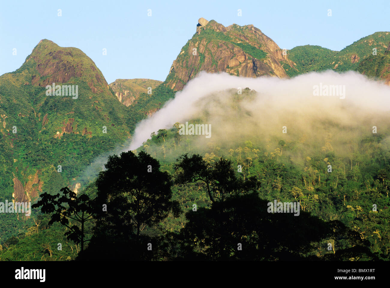 Le Brésil, l'État de Rio, la Serra dos Orgaos Parc National, montagnes de granit et la Forêt Atlantique. Banque D'Images