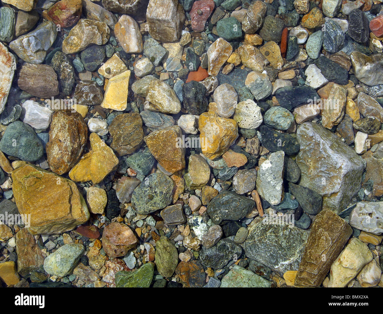 Pierres de couleur et des roches sous l'eau de mer Banque D'Images