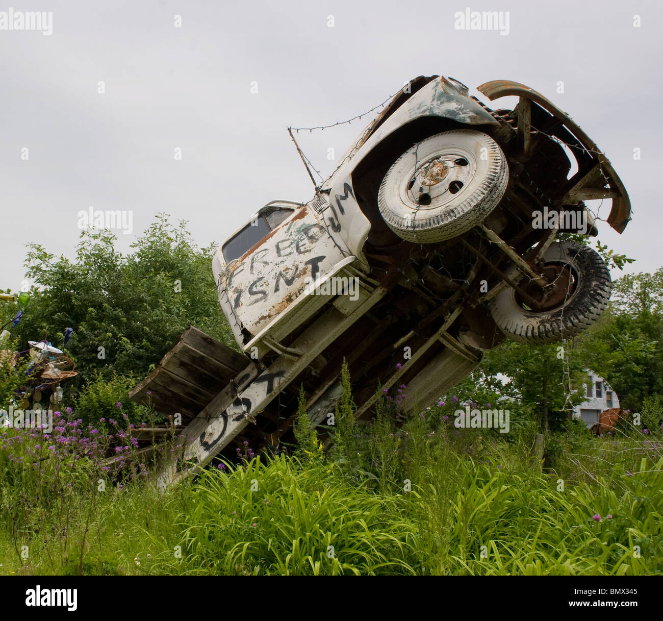 Truckhenge par Ron Lessman à Topeka, Kansas - une installation originale d'art en bord de route de camions verticaux ressemblant à Stonehenge. Banque D'Images