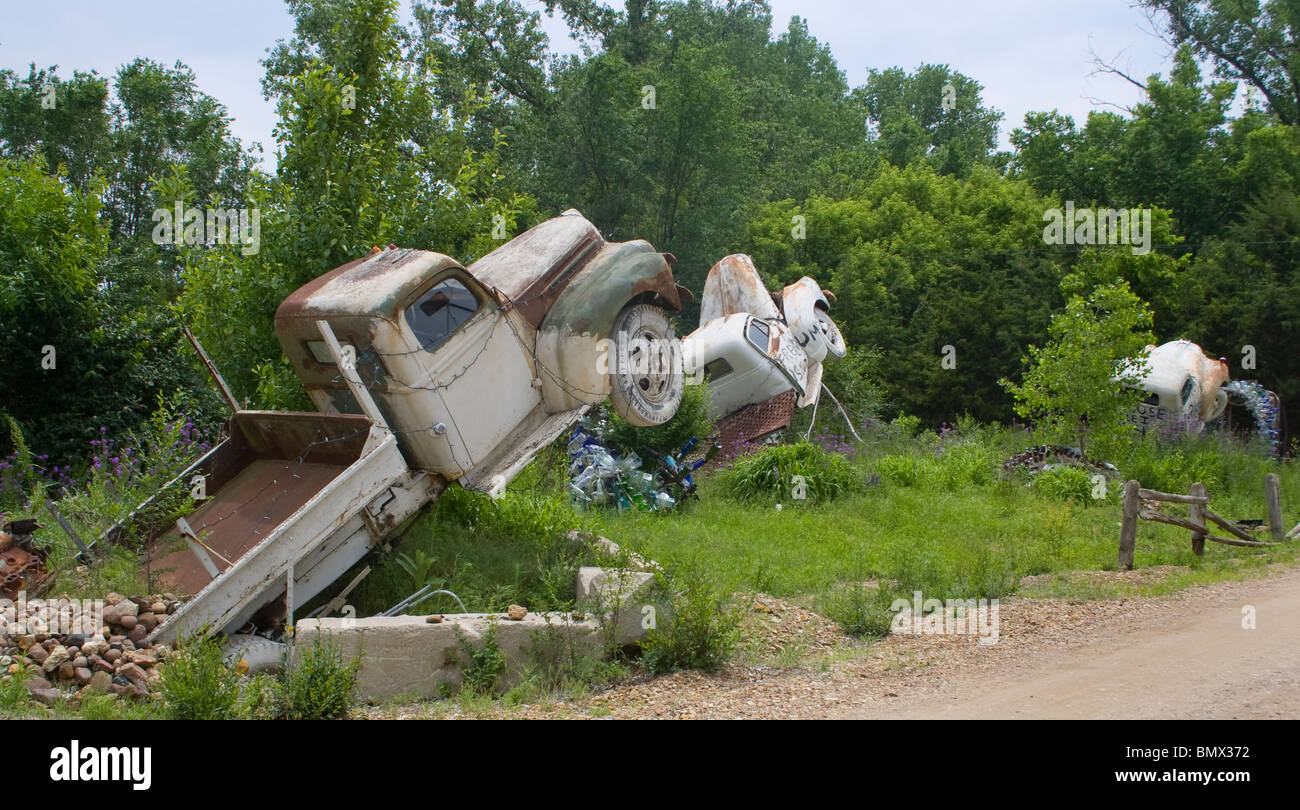 Truckhenge par Ron Lessman à Topeka, Kansas - une installation originale d'art en bord de route de camions verticaux ressemblant à Stonehenge. Banque D'Images