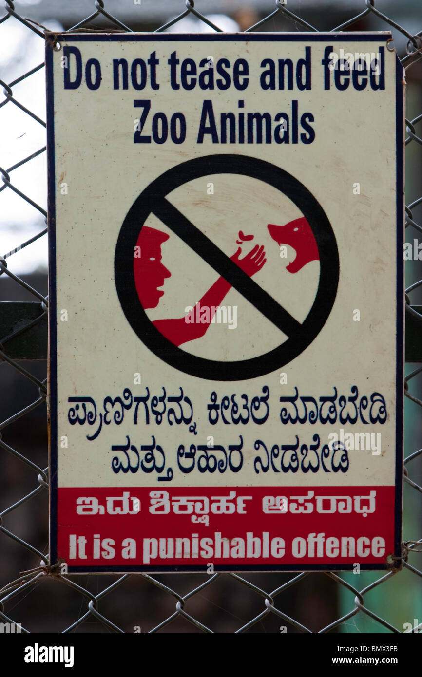 Ne pas taquiner et nourrir les animaux de zoo. Un signe à Mysore Zoo, l'Inde. Rédigé en anglais et Kannada. Banque D'Images