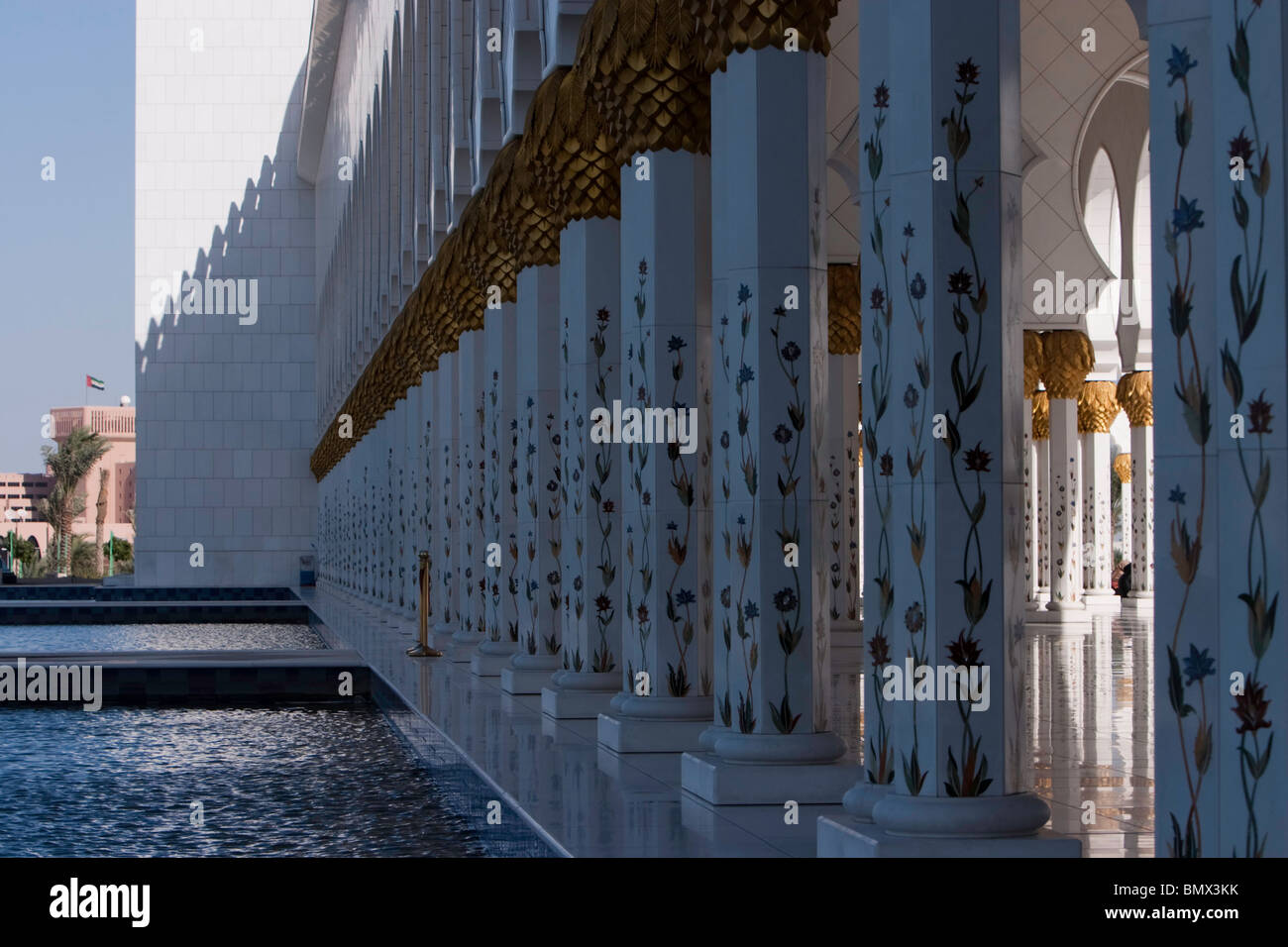 Piliers à l'extérieur de la nouvelle mosquée Sheikh Zayed Bin Sultan Al Nahyan (Grande Mosquée), Abu Dhabi, Emirats Arabes Unis. Banque D'Images