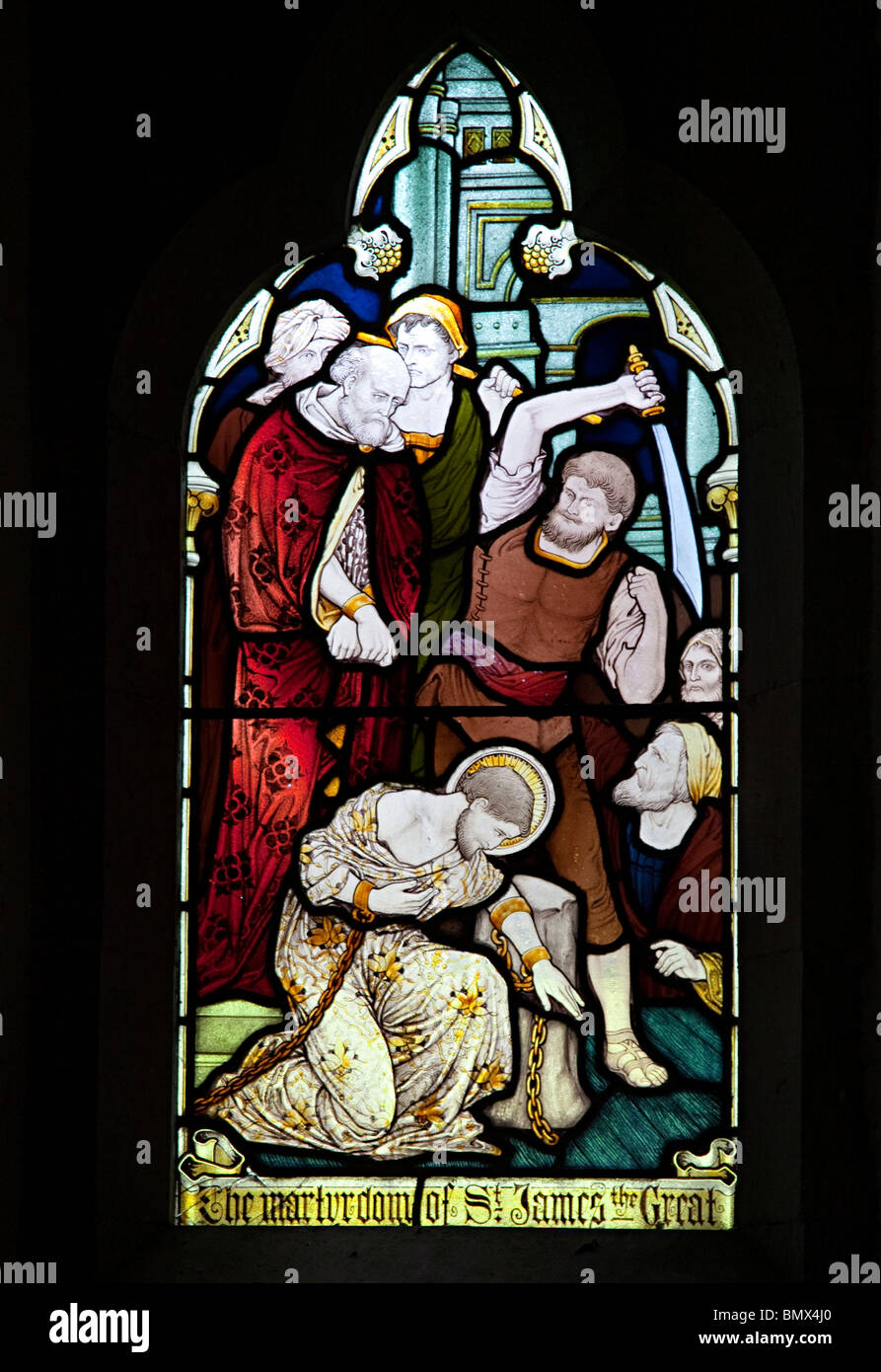 Martyre de saint Jacques le Majeur en vitrail St James Church St Florence, Pembrokeshire Wales UK Banque D'Images