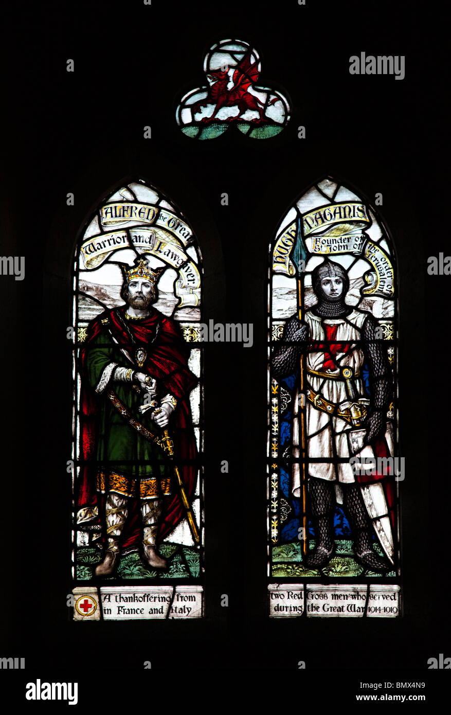 Vitrail représentant Alfred le Grand et Hugh Paganis St James Church St Florence, Pembrokeshire Wales UK Banque D'Images