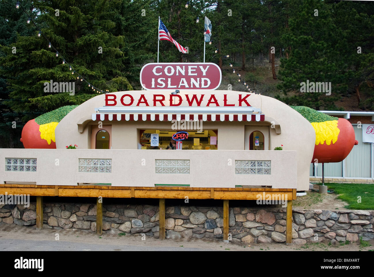 Un stand de hot-dogs en forme de Coney Island à Bailey, Colorado sert des fast-Foods américains classiques dans un cadre fantaisiste et emblématique en bord de route. Banque D'Images