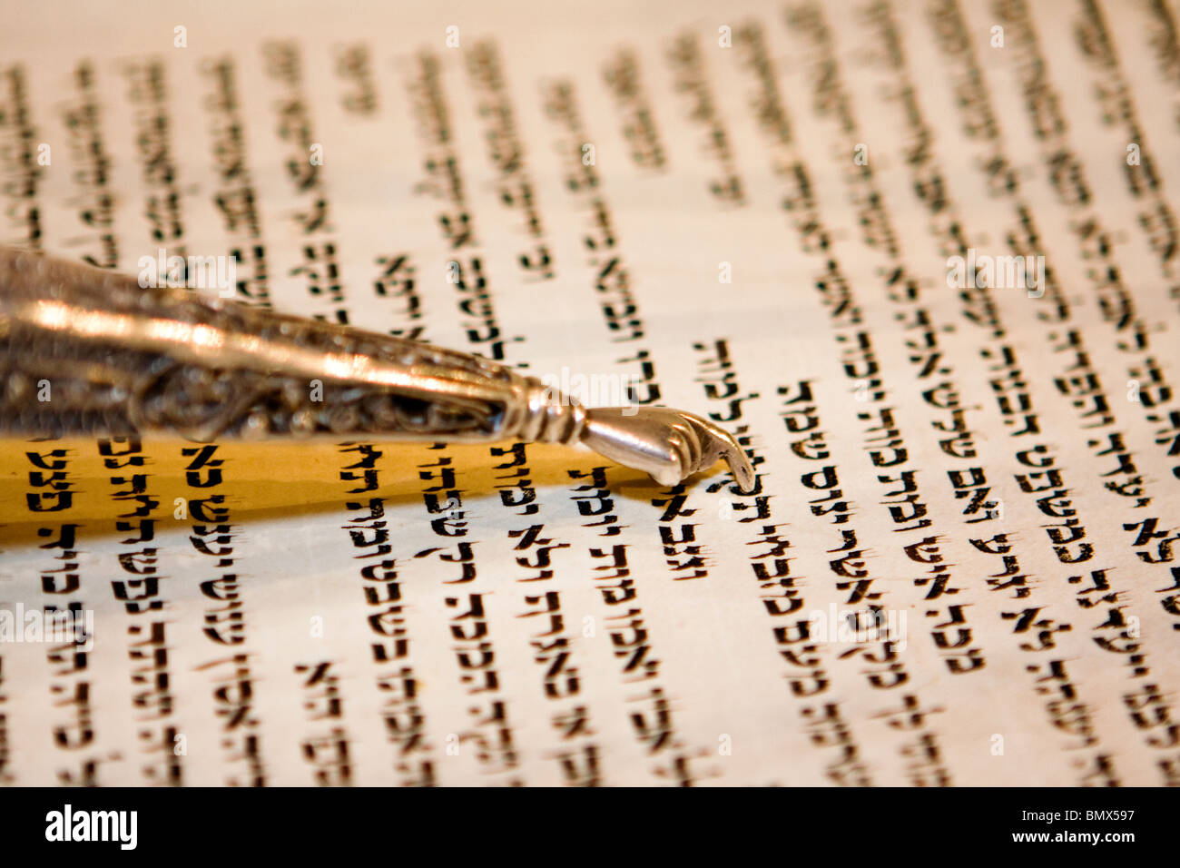 Une lecture de la Torah lors d'une bar mitzvah cérémonie avec un traditionnel yad pointe vers le texte sur le parchemin. Banque D'Images