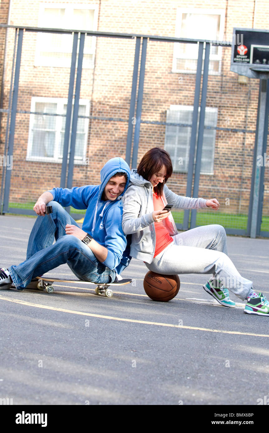 Les jeunes en zone urbaine Banque D'Images