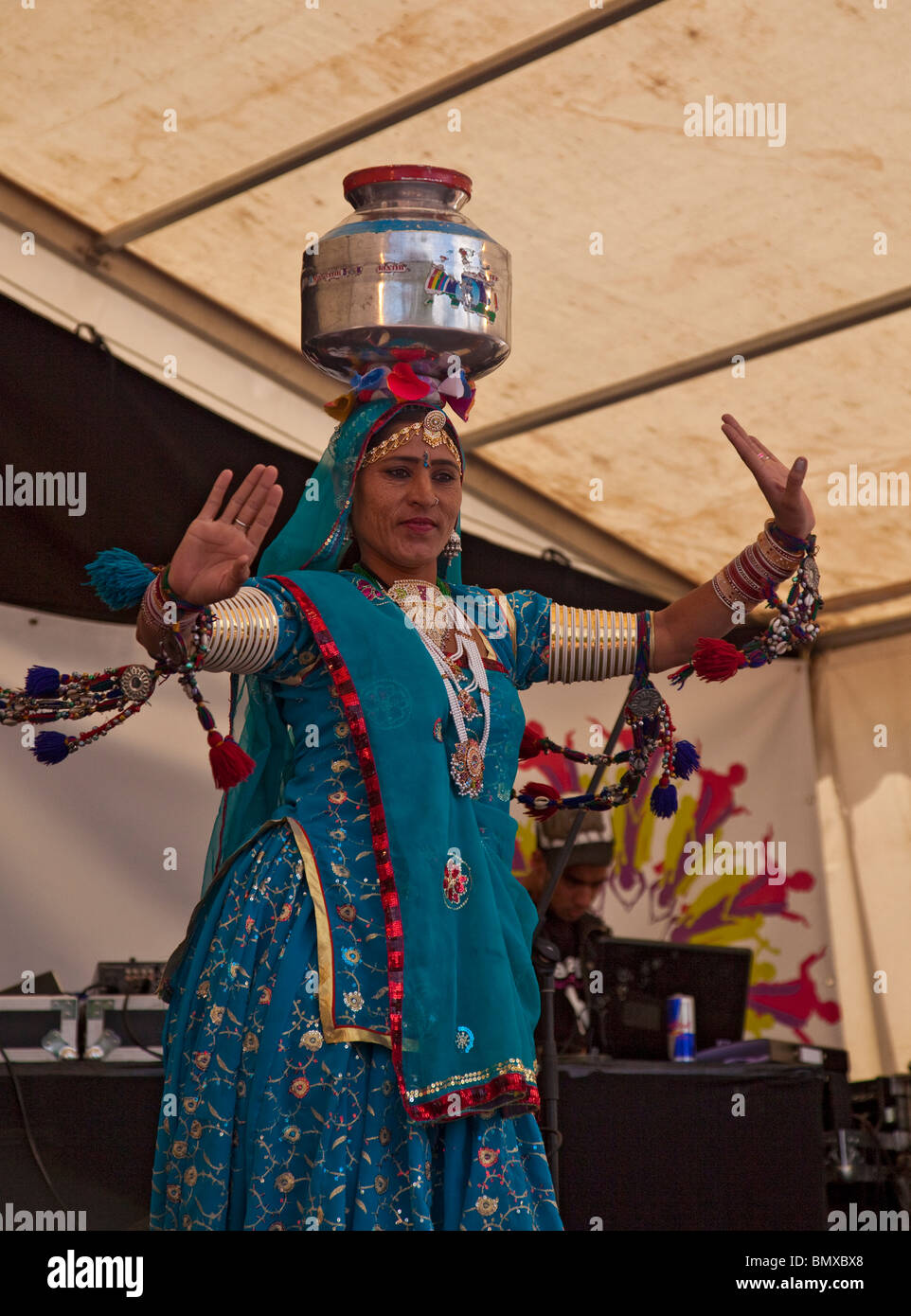 Rajasthani traditionnelle Bhavai dancer balancing un pot sur sa tête, effectuant à Glasgow Mela 2010 à Kevingrove Park. Banque D'Images