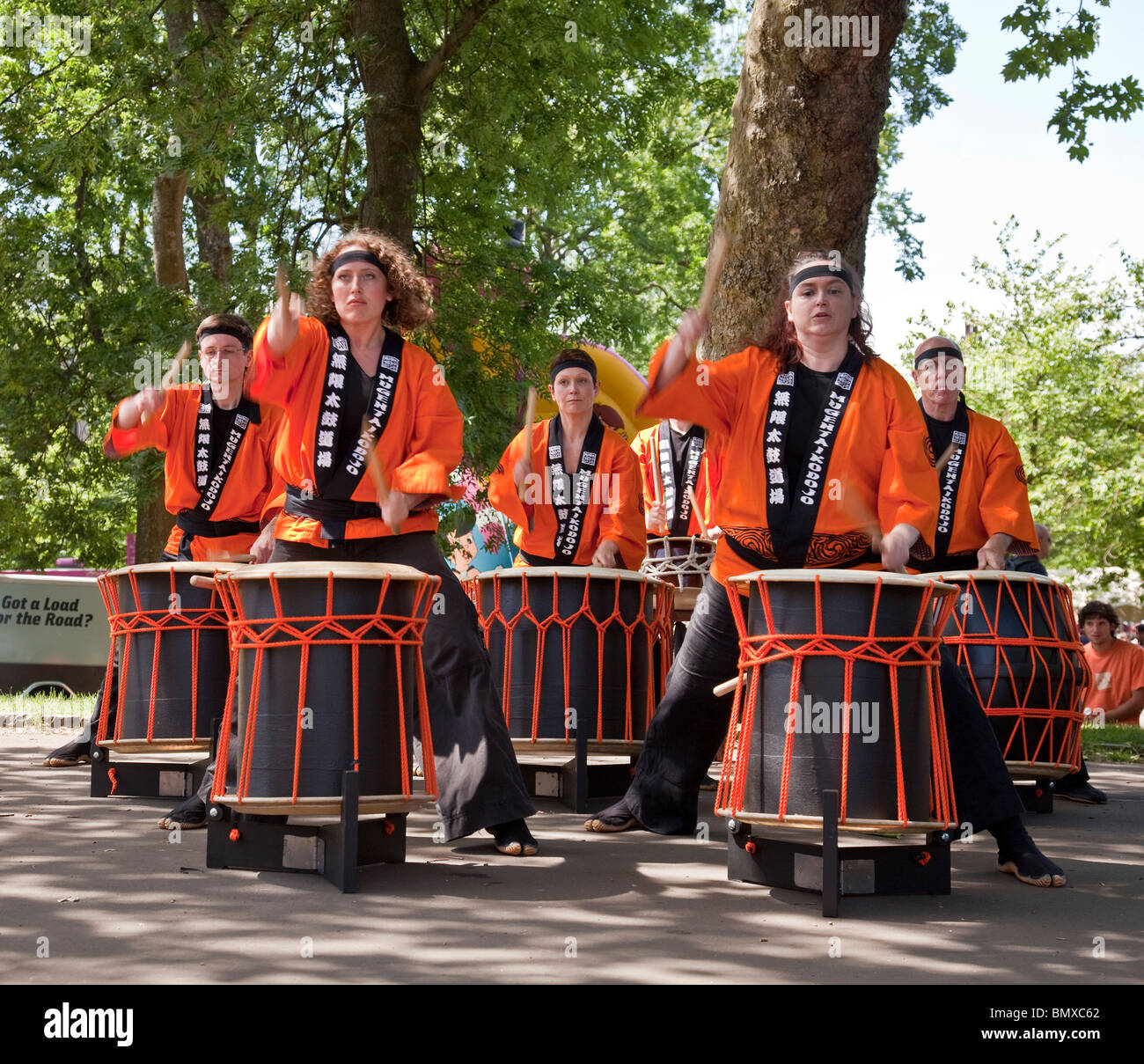 Mugenkyo Taiko Drummers (Lanark-basé de style japonais, tambours) l'exécution en plein air à la Glasgow Mela 2010 à Kevingrove Park. Banque D'Images