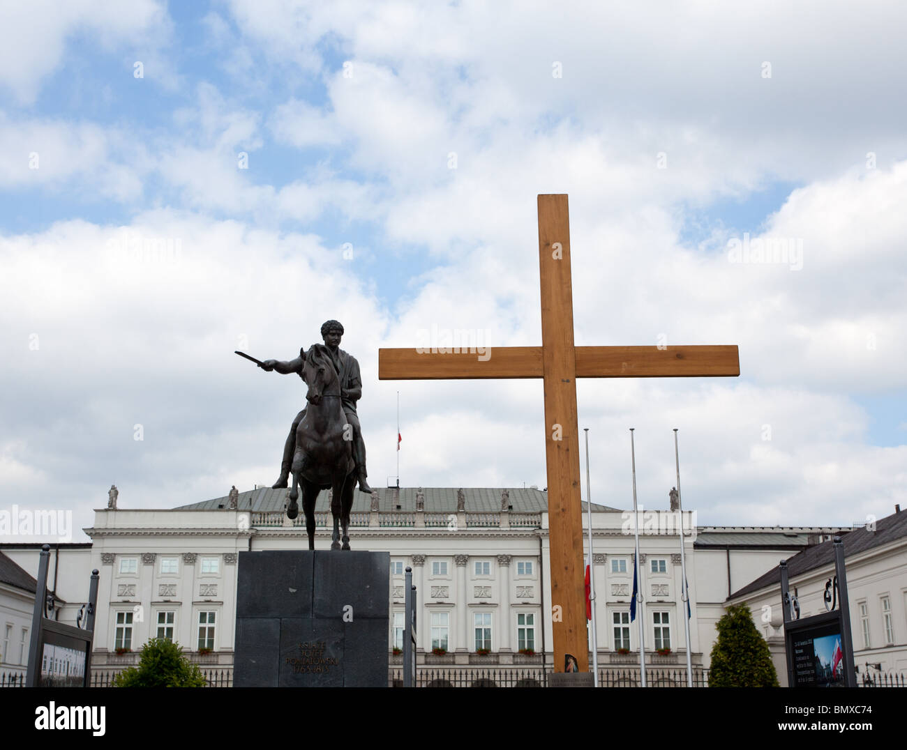 Croix et drapeaux en berne au palais présidentiel de Varsovie en deuil pour la mort de l'avion du Président et du Cabinet Banque D'Images