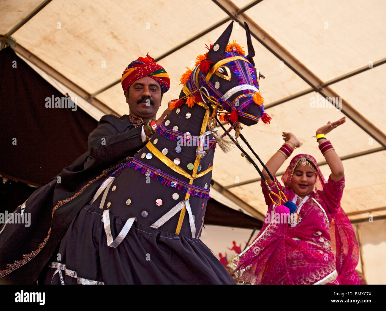 Deux danseuses Rajasthani exécutant une danse de mariage Ghodi Kachhi traditionnels dans le cadre de la Mela de Glasgow en 2010 Kevingrove Park. Banque D'Images