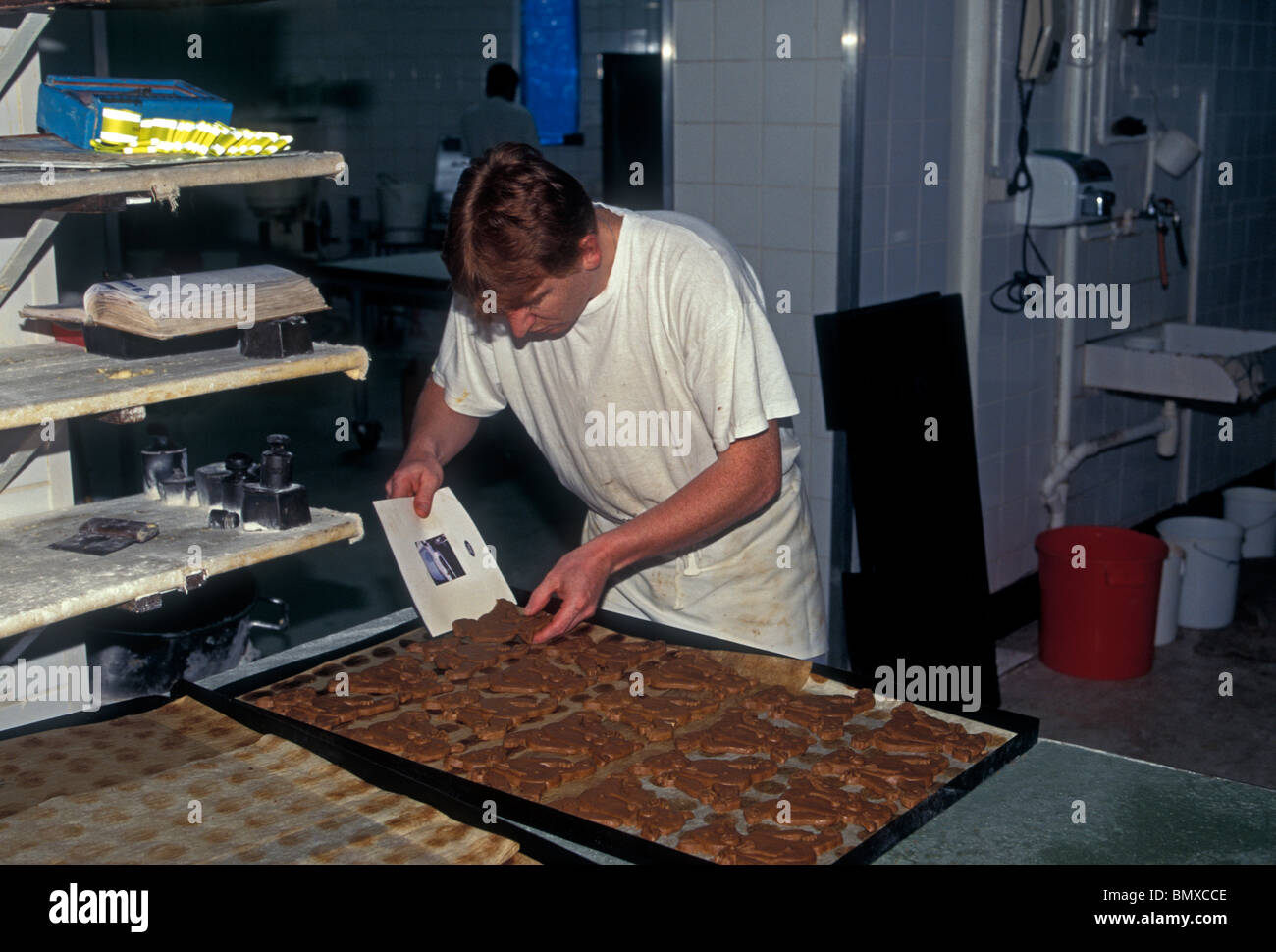 L'homme belge, employé, ouvrier, travaillant, Baker, la cuisson des biscuits, biscuits, maison j dandoy, biscuiterie, ville de Bruxelles, Bruxelles, Belgique Banque D'Images