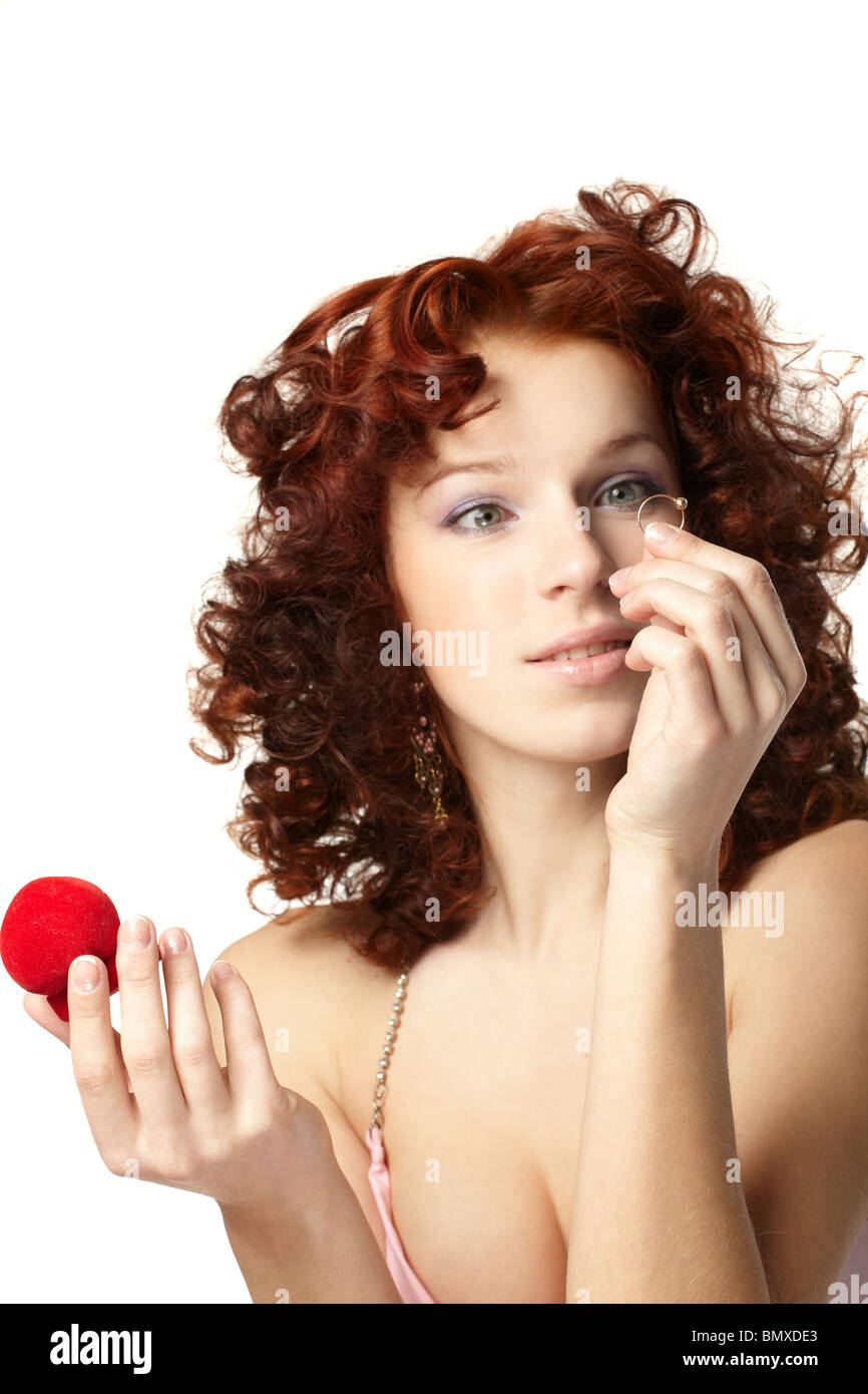 Belle femme avec boîte cadeau rouge avec des bijoux Banque D'Images