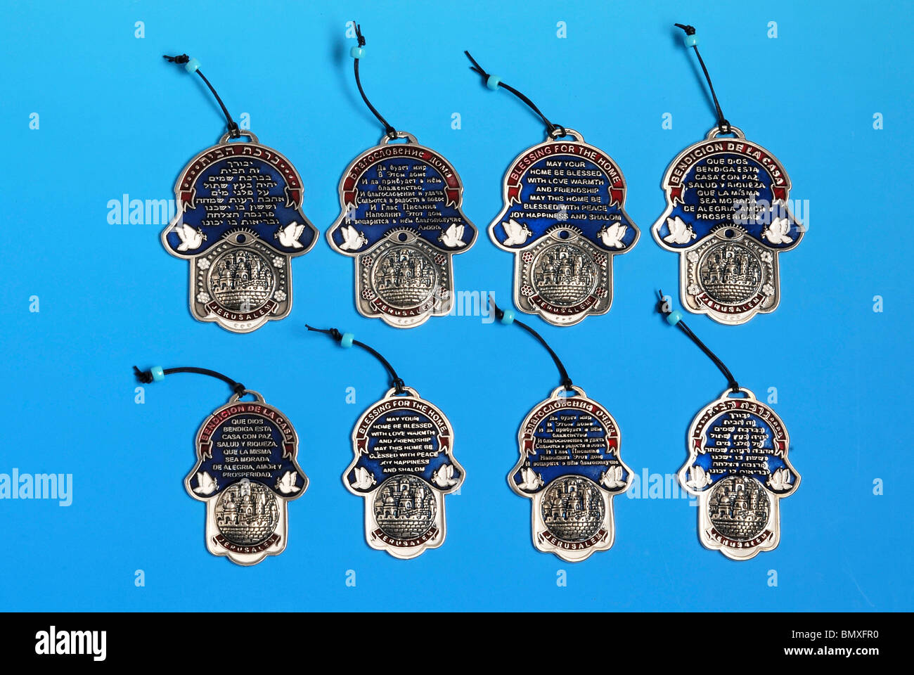 Chumsa des amulettes et de souvenirs sur fond bleu Banque D'Images