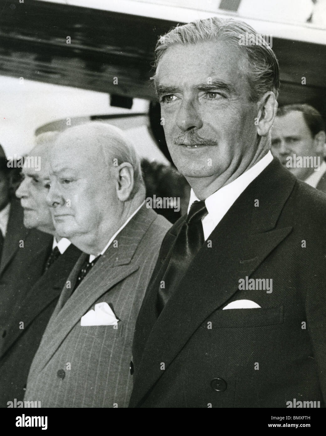 SIR WINSTON CHURCHILL, Premier Ministre britannique, Anthony Eden, secrétaire des Affaires étrangères (à droite) arrivent à Ottawa Juin 1954 Banque D'Images