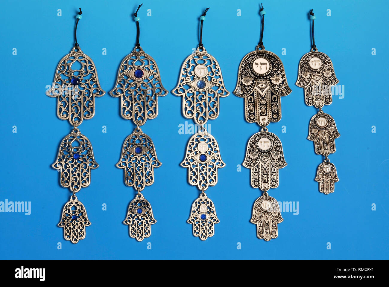 Chumsa des amulettes et de souvenirs sur fond bleu Banque D'Images