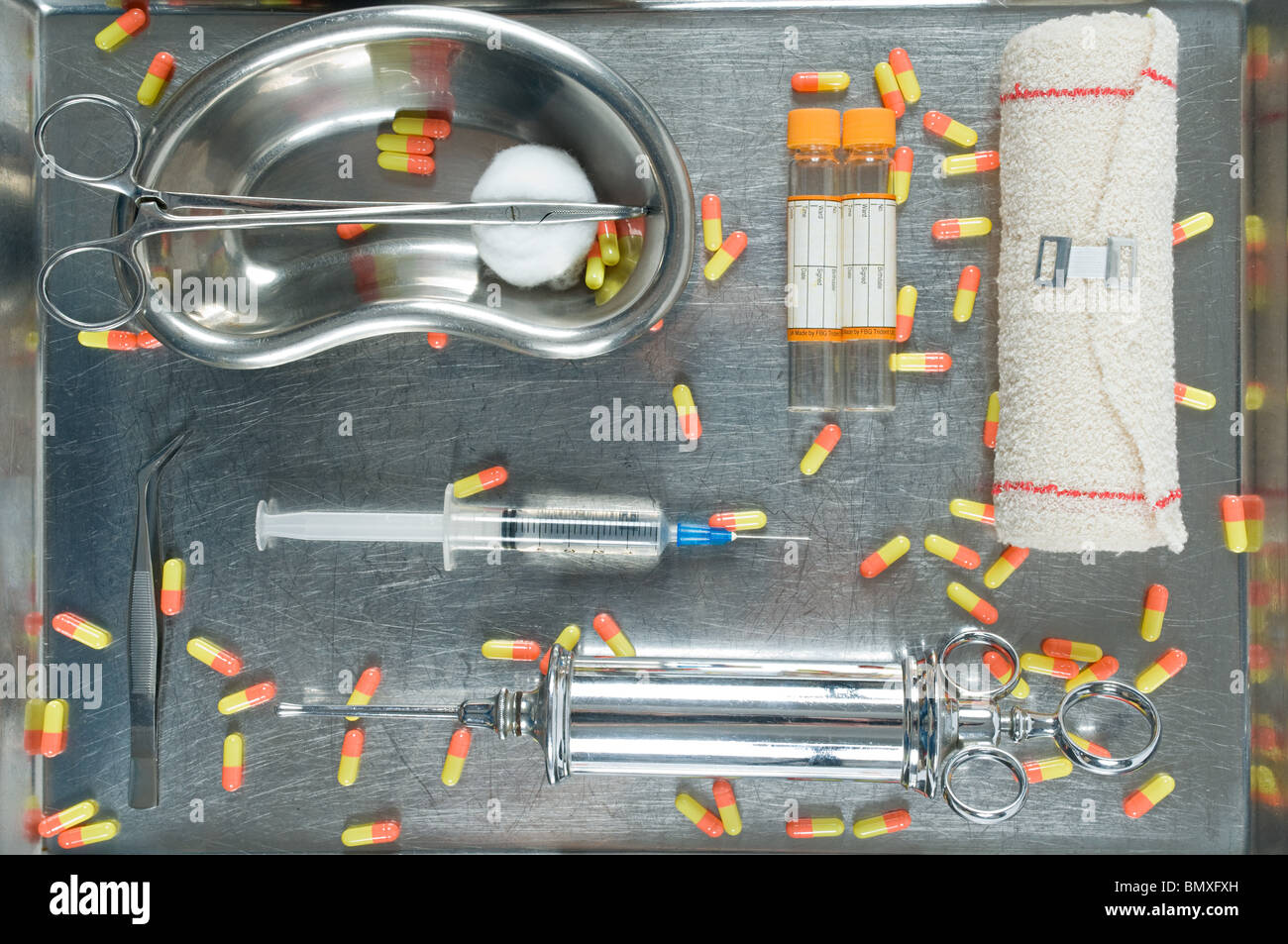 Le matériel chirurgical et de capsules Banque D'Images