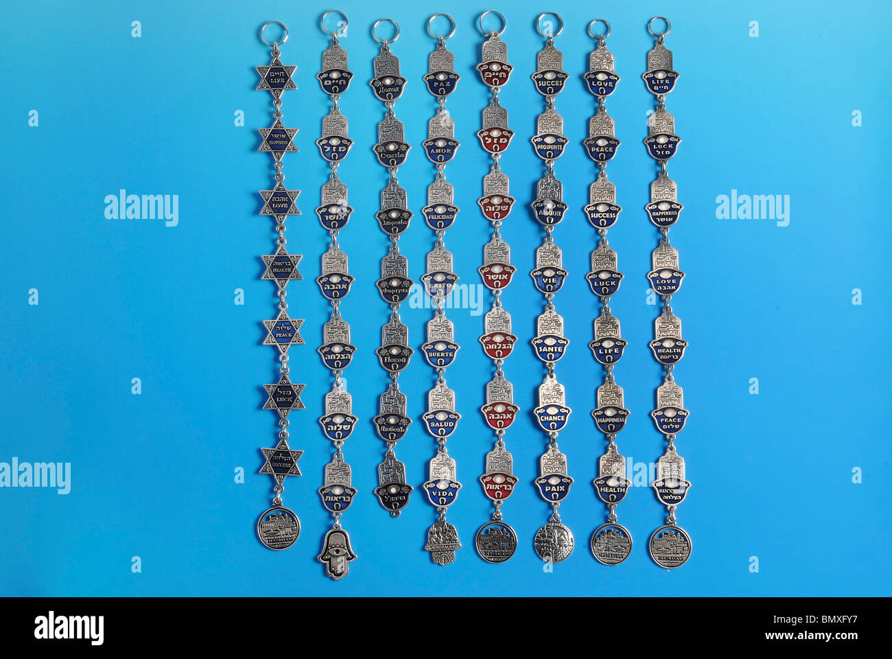 Holyland israéliens et des amulettes et de souvenirs sur fond bleu Banque D'Images