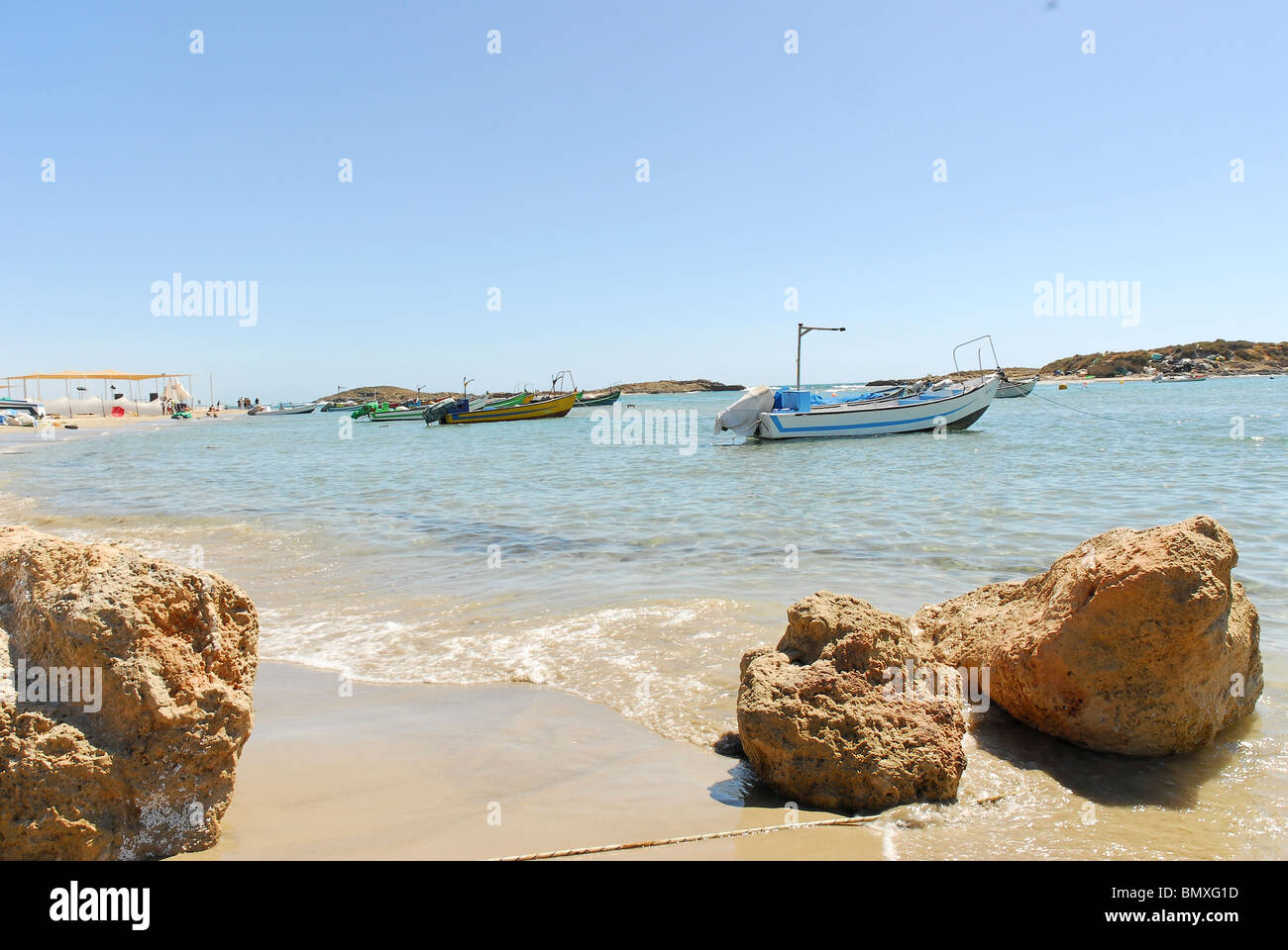 Israël, Achziv Beach, des bateaux de pêche dans un petit port naturel Banque D'Images