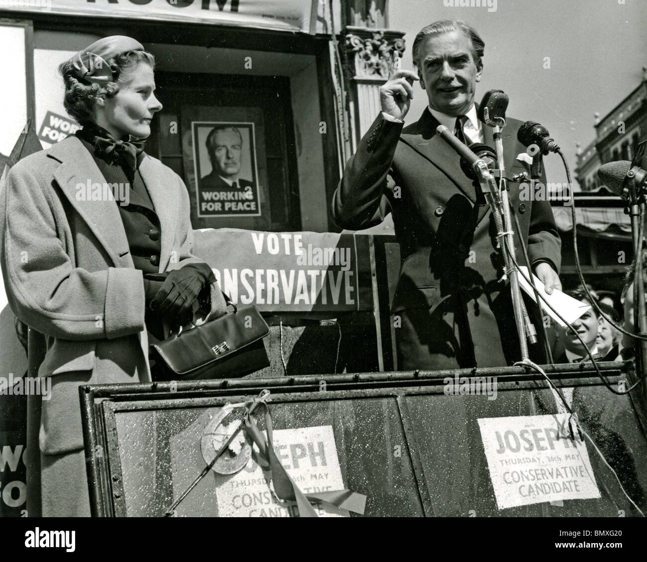 ANTHONY EDEN, faisant campagne avec sa deuxième femme Clarissa Spencer-Churchill en 1955 lorsqu'il était de devenir premier ministre Banque D'Images