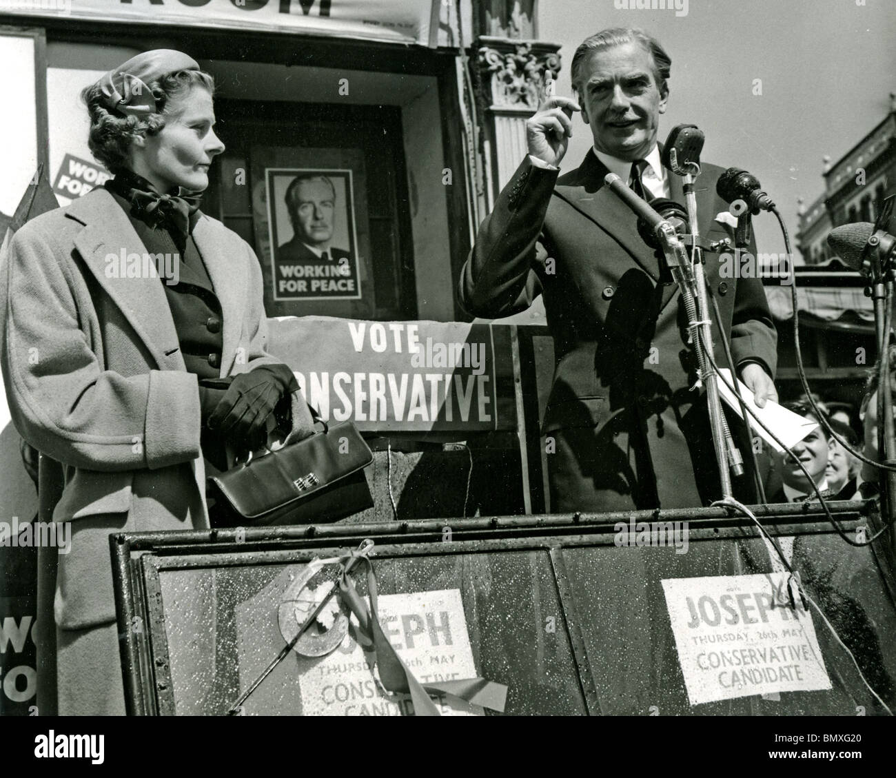 ANTHONY EDEN, faisant campagne avec sa deuxième femme Clarissa Spencer-Churchill en 1955 lorsqu'il était de devenir premier ministre Banque D'Images ANTHONY EDEN, faisant campagne avec sa deuxième femme Clarissa Spencer-Churchill en 1955 lorsqu'il était de devenir premier ministre Banque D'Images