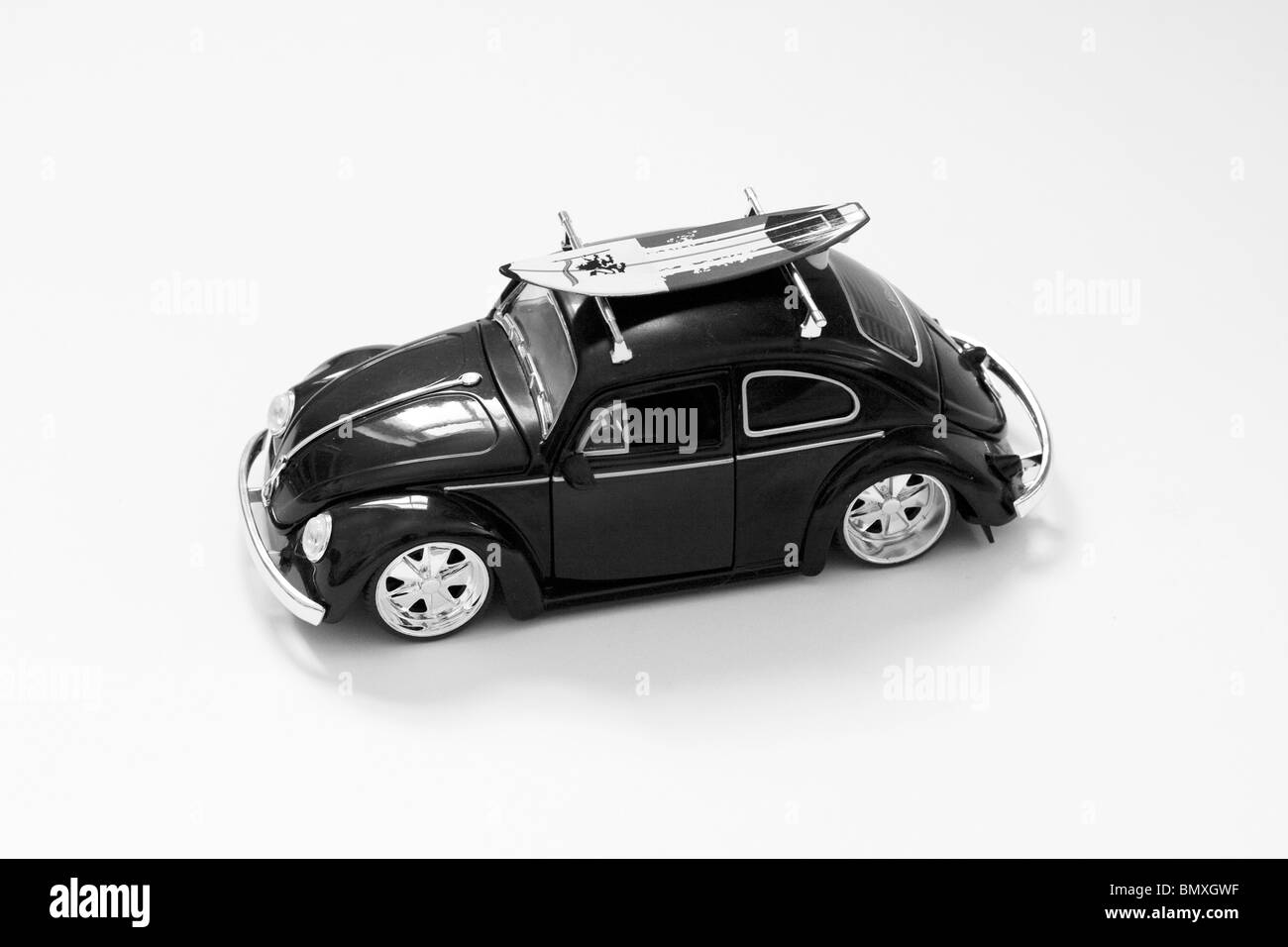 Un modèle moulé d'une voiture jouet Enfant sur Carte Blanche Banque D'Images