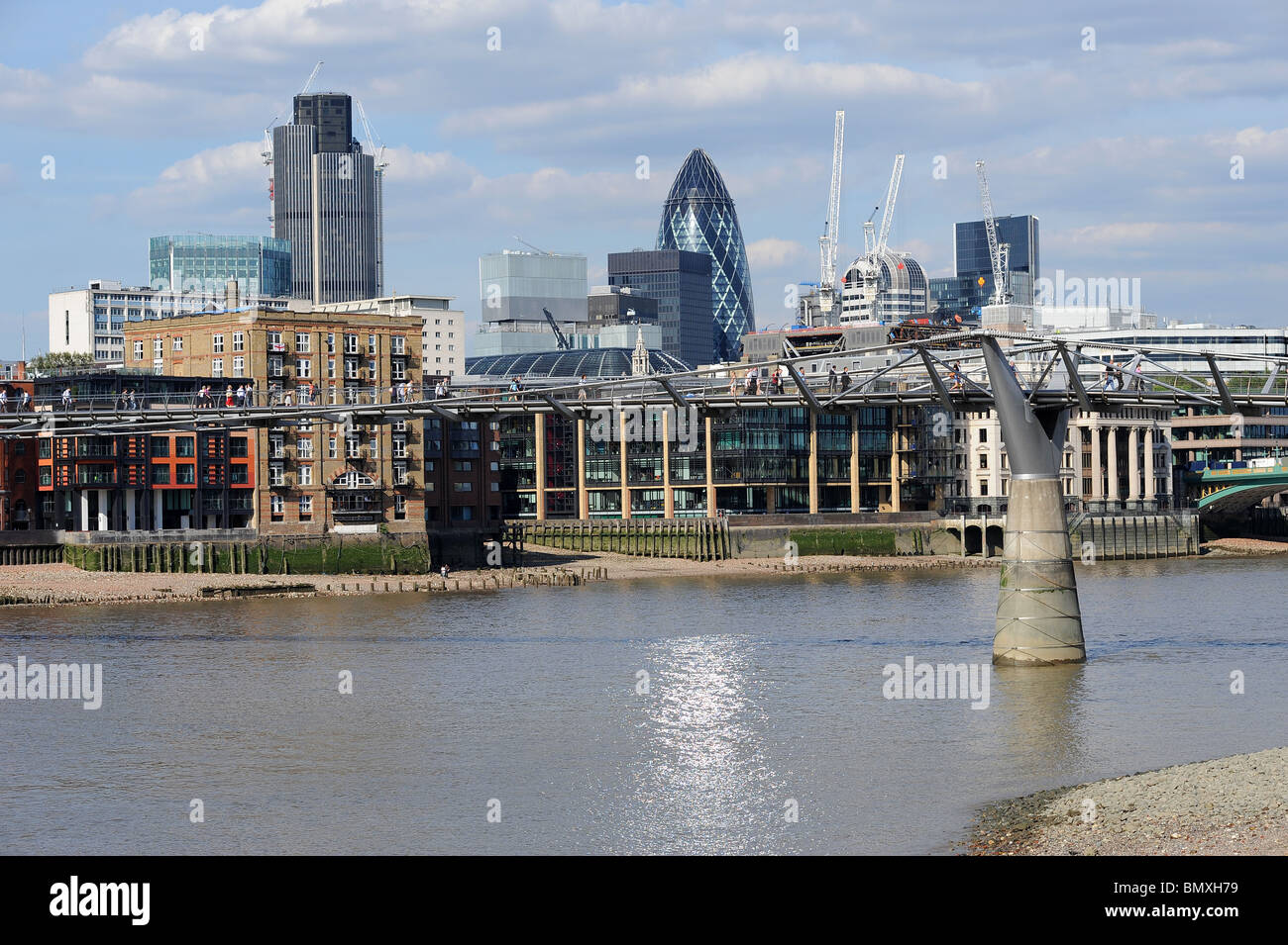 Vue sur la Tamise montrant l'horizon de la ville et imposant bâtiment Gherkin in London's quartier principal des finances. Banque D'Images