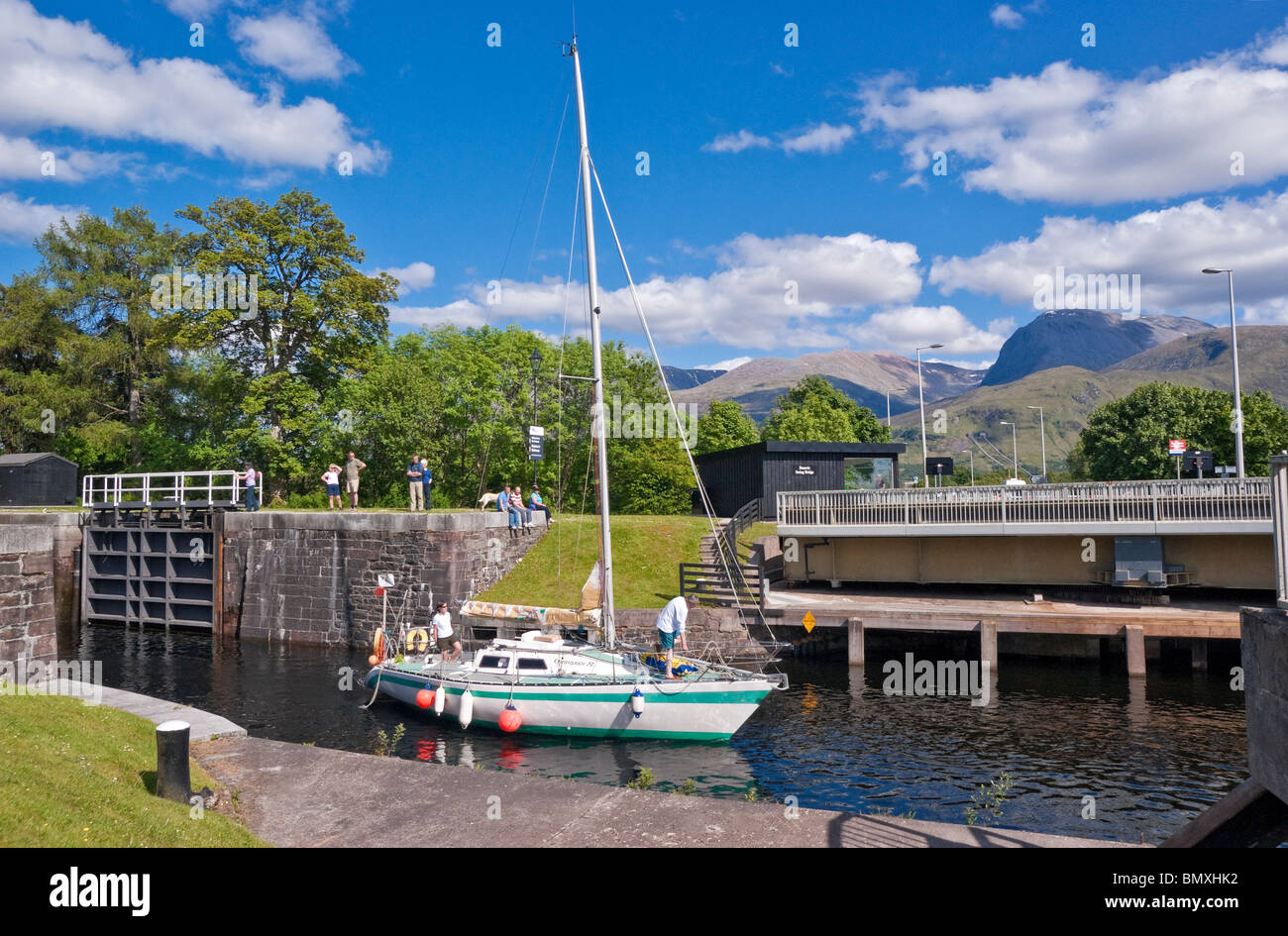 Un yacht est en passant par le Canal Calédonien à Banavie Fort William avec l'A830 road ouvert le pont tournant Banque D'Images