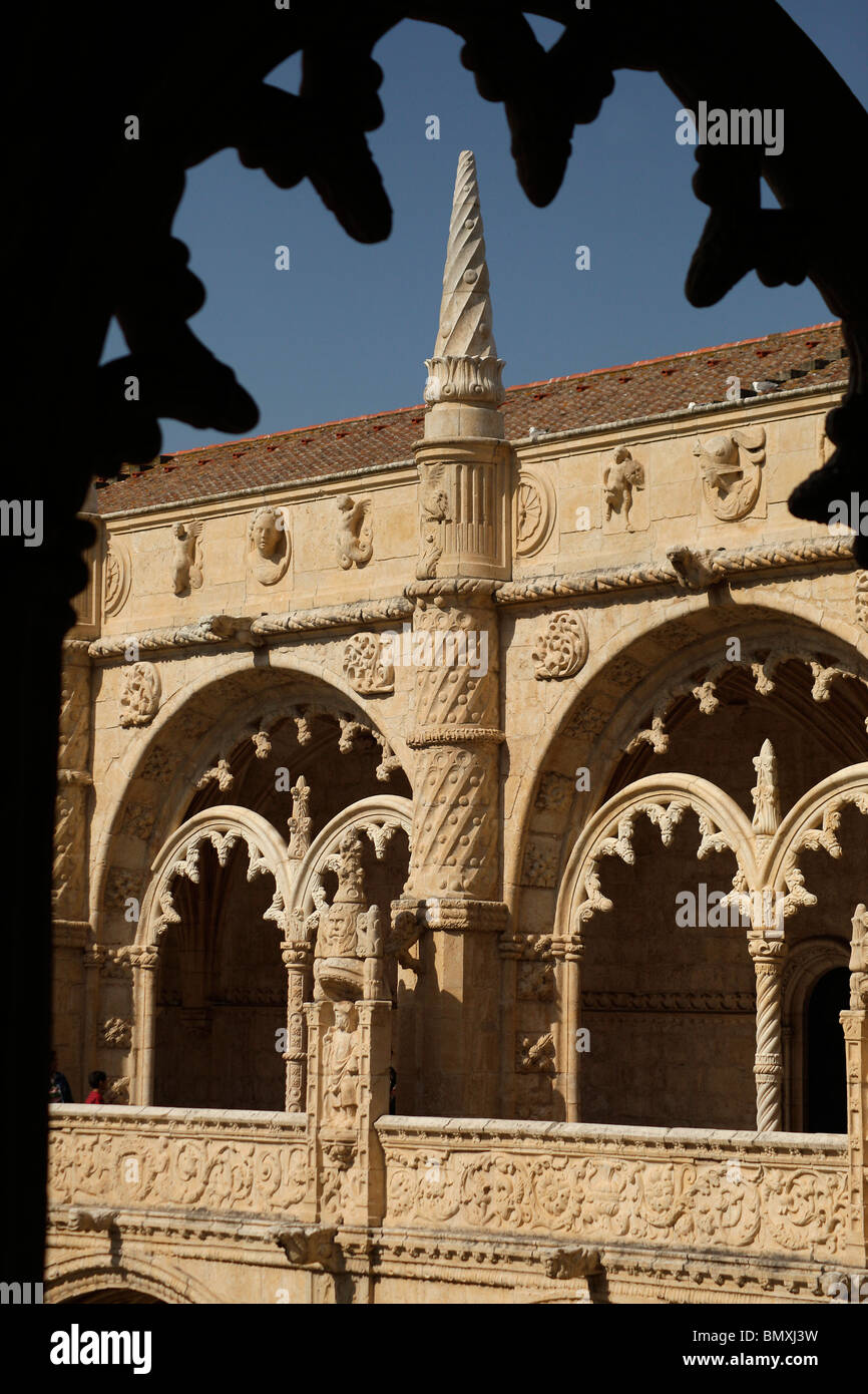 Cloître décoré arches à monastère Mosteiro dos Jeronimos Jerominos à Belém, Lisbonne, Portugal, Europe Banque D'Images