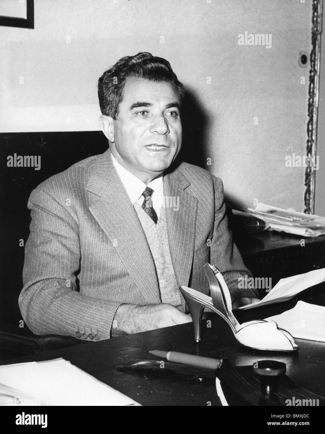 SALVATORE FERRAGAMO 1898 1960 createur de chaussures italiennes a son atelier a Florence Via Manelli sur 1955 Photo Stock Alamy