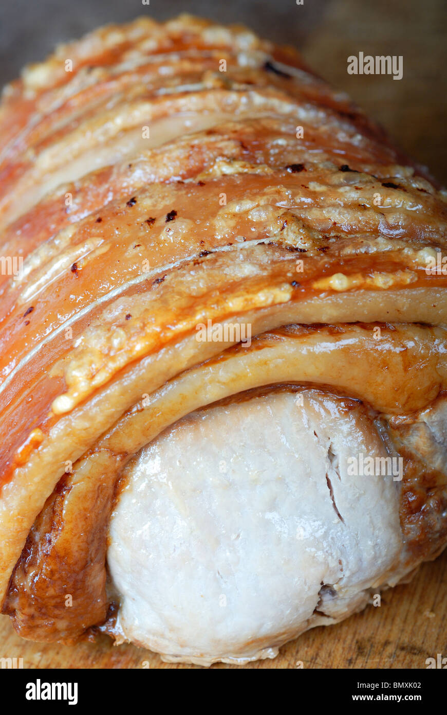 Stock photo d'un rôti de porc d'articulation sur une table en bois. Banque D'Images