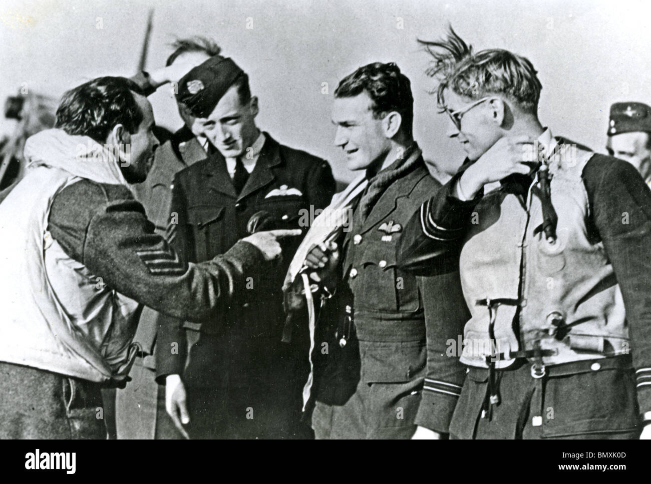 452 SQUADRON RAAF à RAF Kenley, 20 sept 1941. S/Ldr Robert Bungey dans les verres à côté de F/Lt Paddy Finucane Banque D'Images