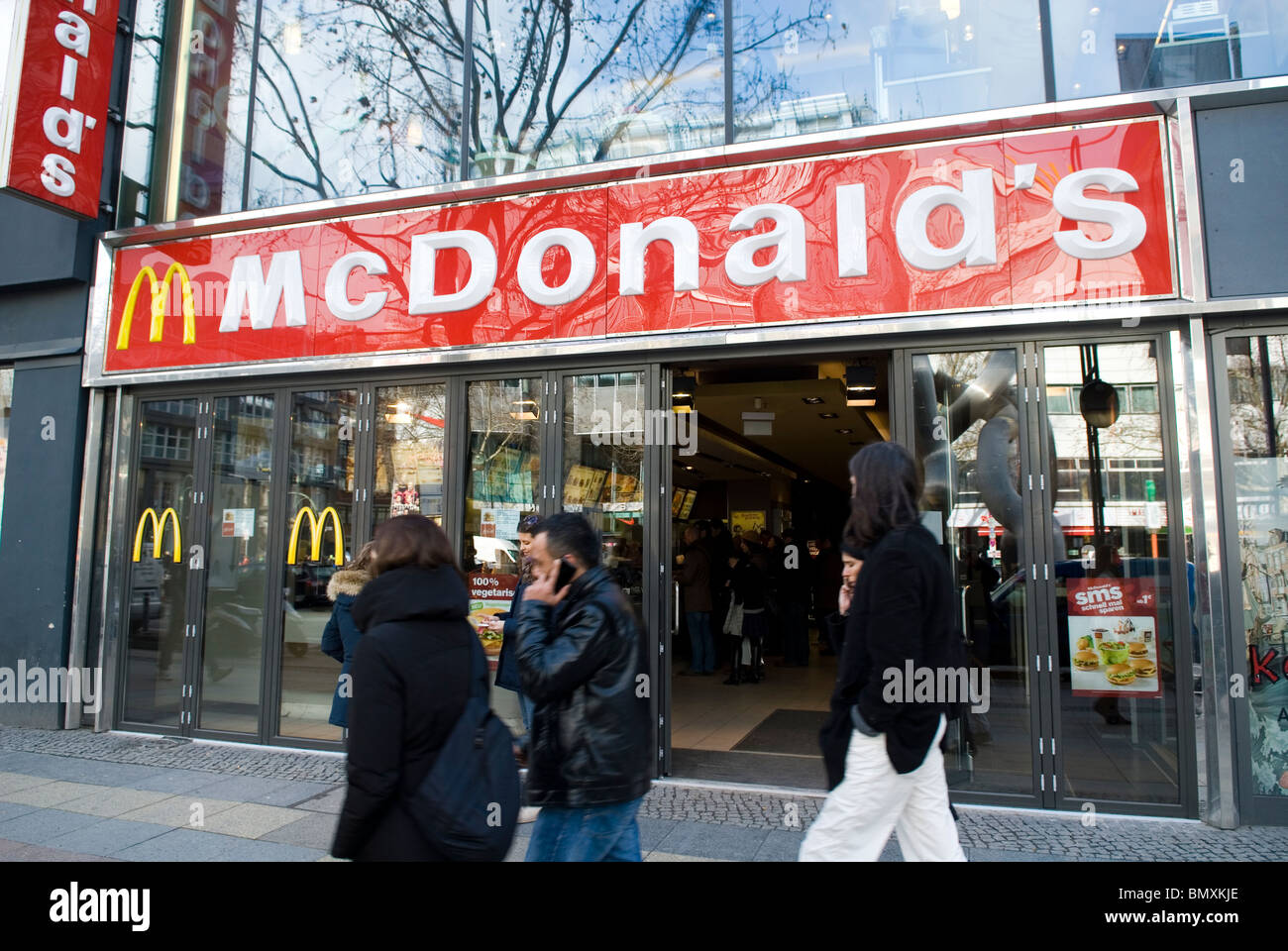 Fast food McDonalds restaurant sign Berlin Allemagne Banque D'Images