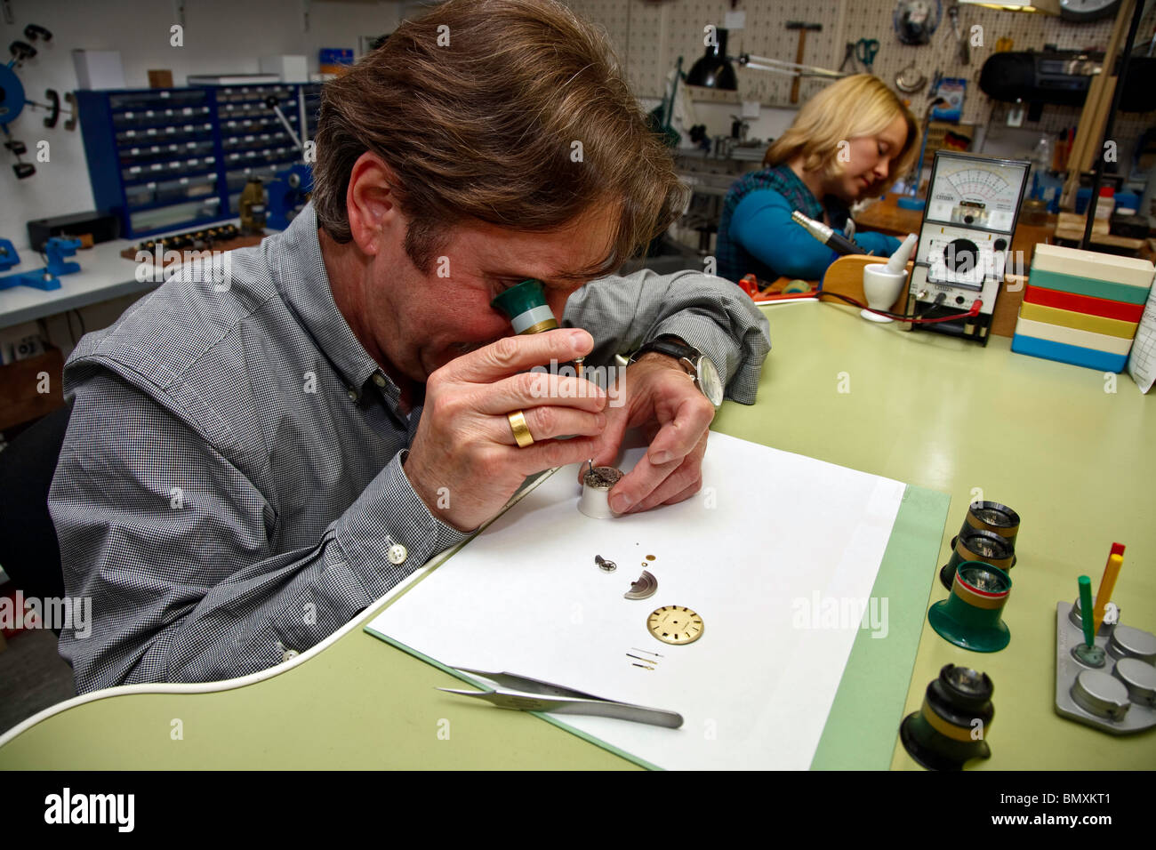 Maître Horloger travaillant sur une montre dans son atelier en Allemagne Banque D'Images