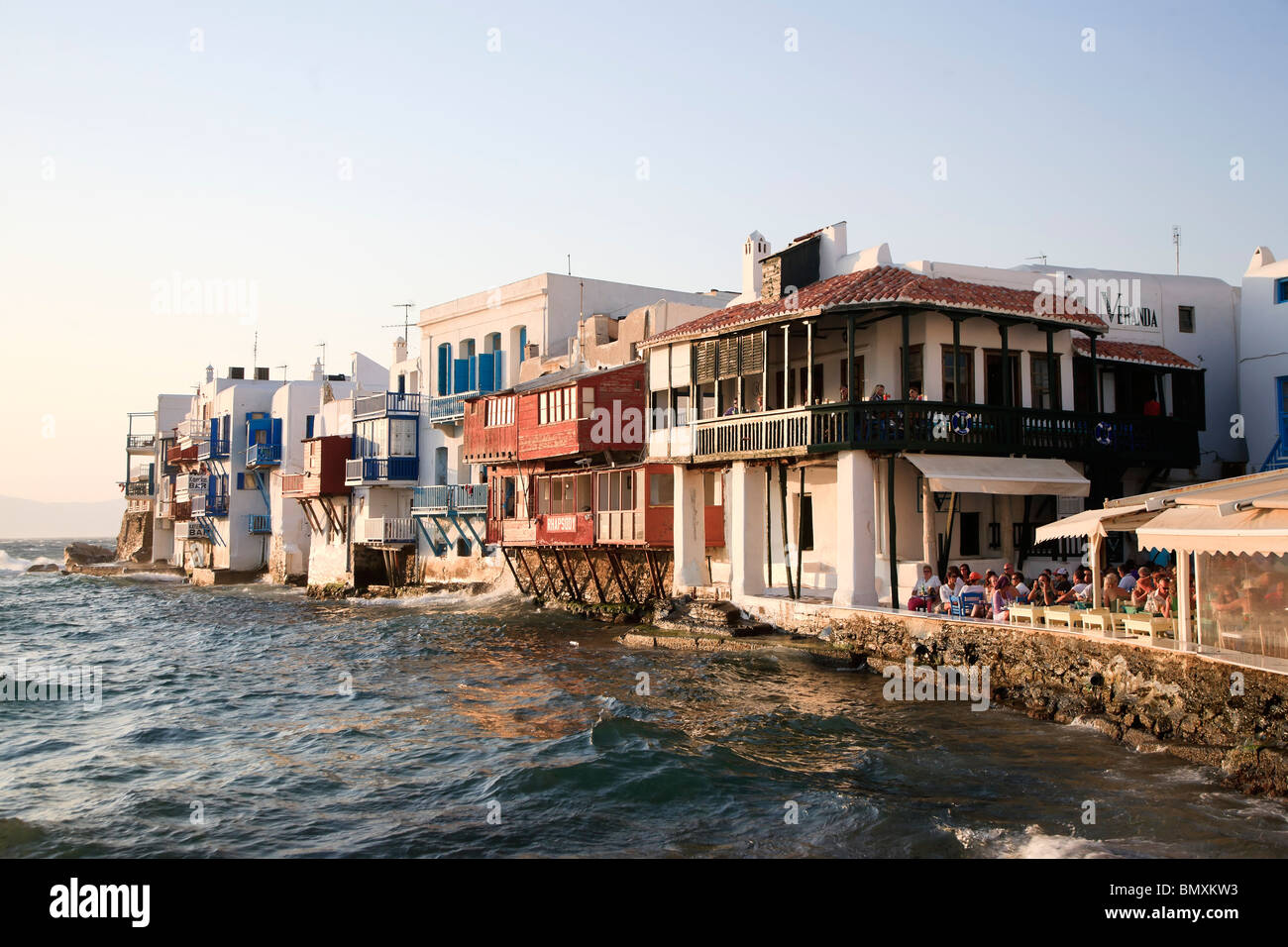 Grèce, les Cyclades, Mykonos, Mykonos, le café en plein air dans la région de la Petite Venise Banque D'Images