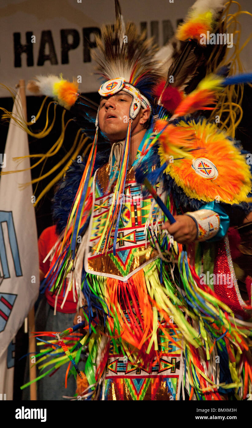 Detroit, Michigan - Les Amérindiens ont dansé pendant la séance d'ouverture de l'United States Social Forum. Banque D'Images