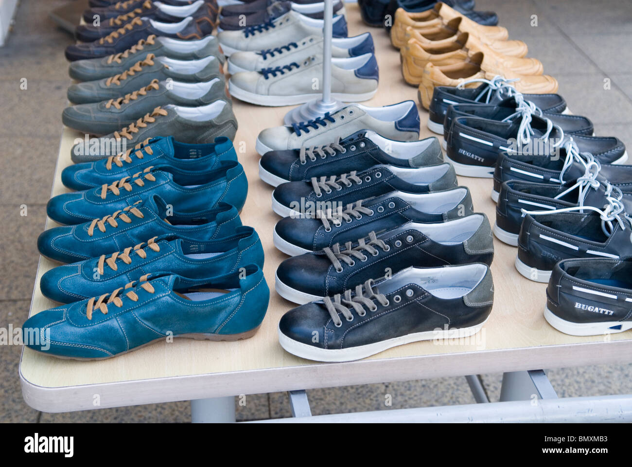 Chaussures en vente à un décrochage Berlin Allemagne Banque D'Images