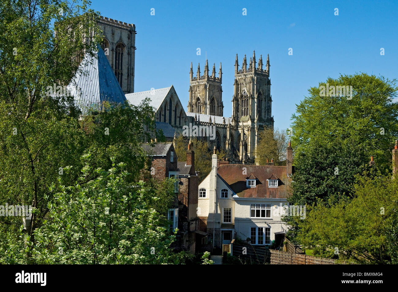 Vue sur York Minster Central Tower et West Towers depuis The City Walls au printemps York North Yorkshire Angleterre Royaume-Uni Royaume-Uni Banque D'Images