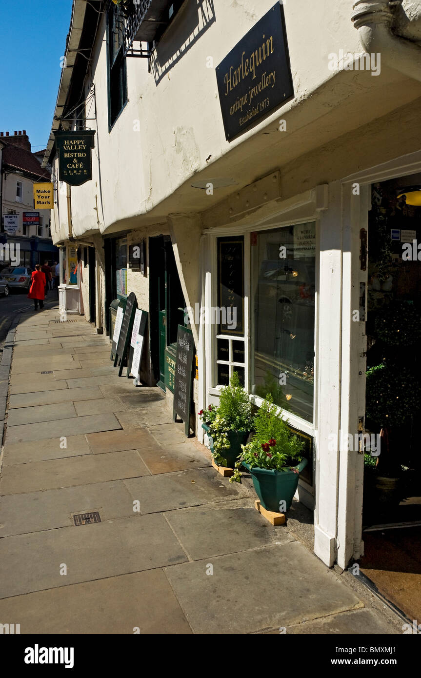 Magasins boutiques sur Lady Row (connu à l'origine sous le nom De Notre Dame's Row) Goodramgate York North Yorkshire Angleterre Royaume-Uni GB Grande-Bretagne Banque D'Images