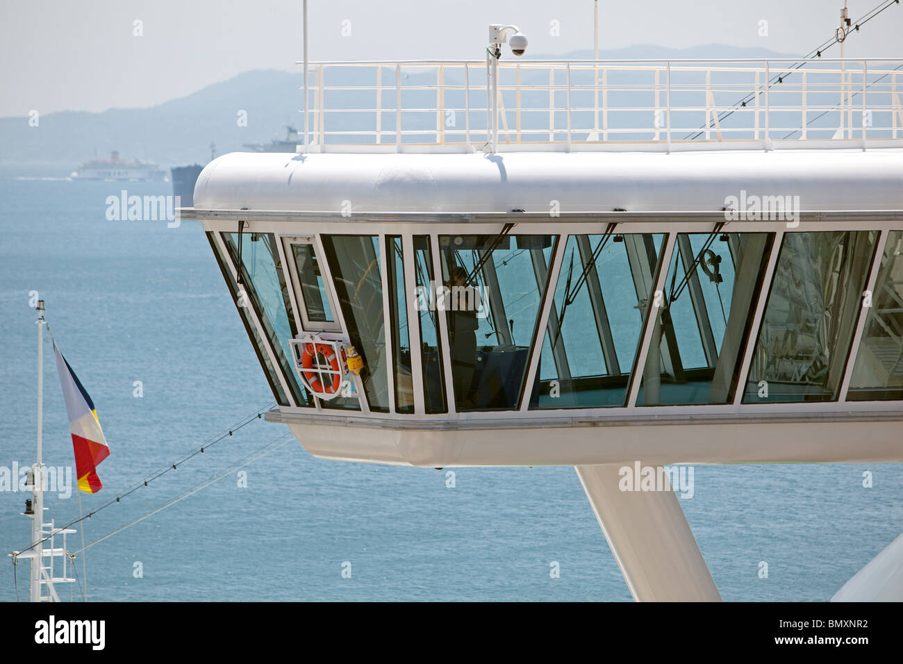 L'officier de pont de quart sur le bridgewing de l'Azura. (P&O). Attaché à Gibraltar Banque D'Images